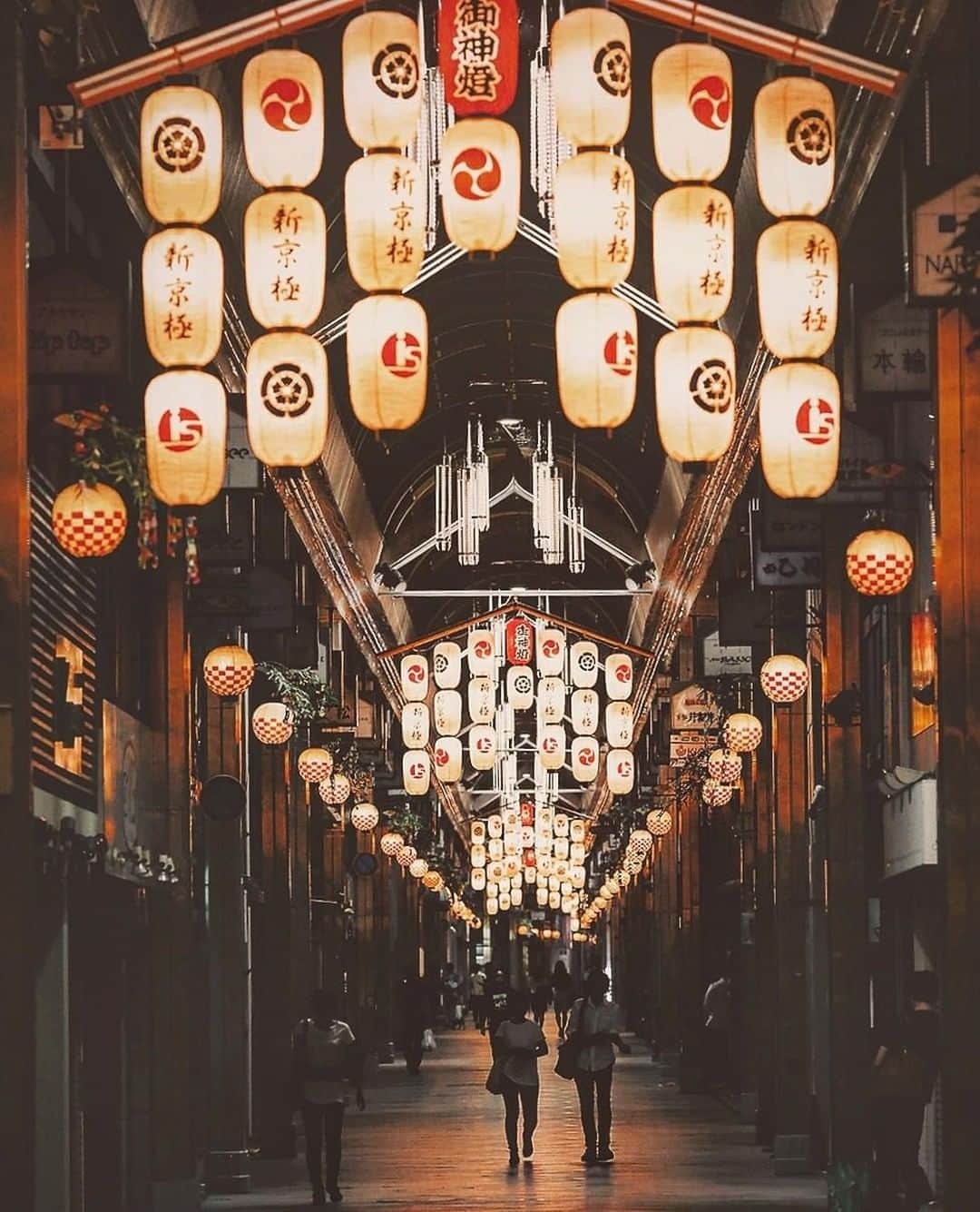 MR PORTERのインスタグラム：「To celebrate the launch of The Japan Edit, we've teamed up with creators and photographers (alongside the 15 designers) to capture the spirit and breadth of Japan and Japanese culture the world over. Here @tokio_kid photographs an evening in Kyoto.⁣ -⁣ Head to the link in bio to discover The Japan Edit in full and share your shots of #Japan for a chance to be featured. 🇯🇵 #MRPORTERTheJapanEdit #日本特集 📷@tokio_kid」