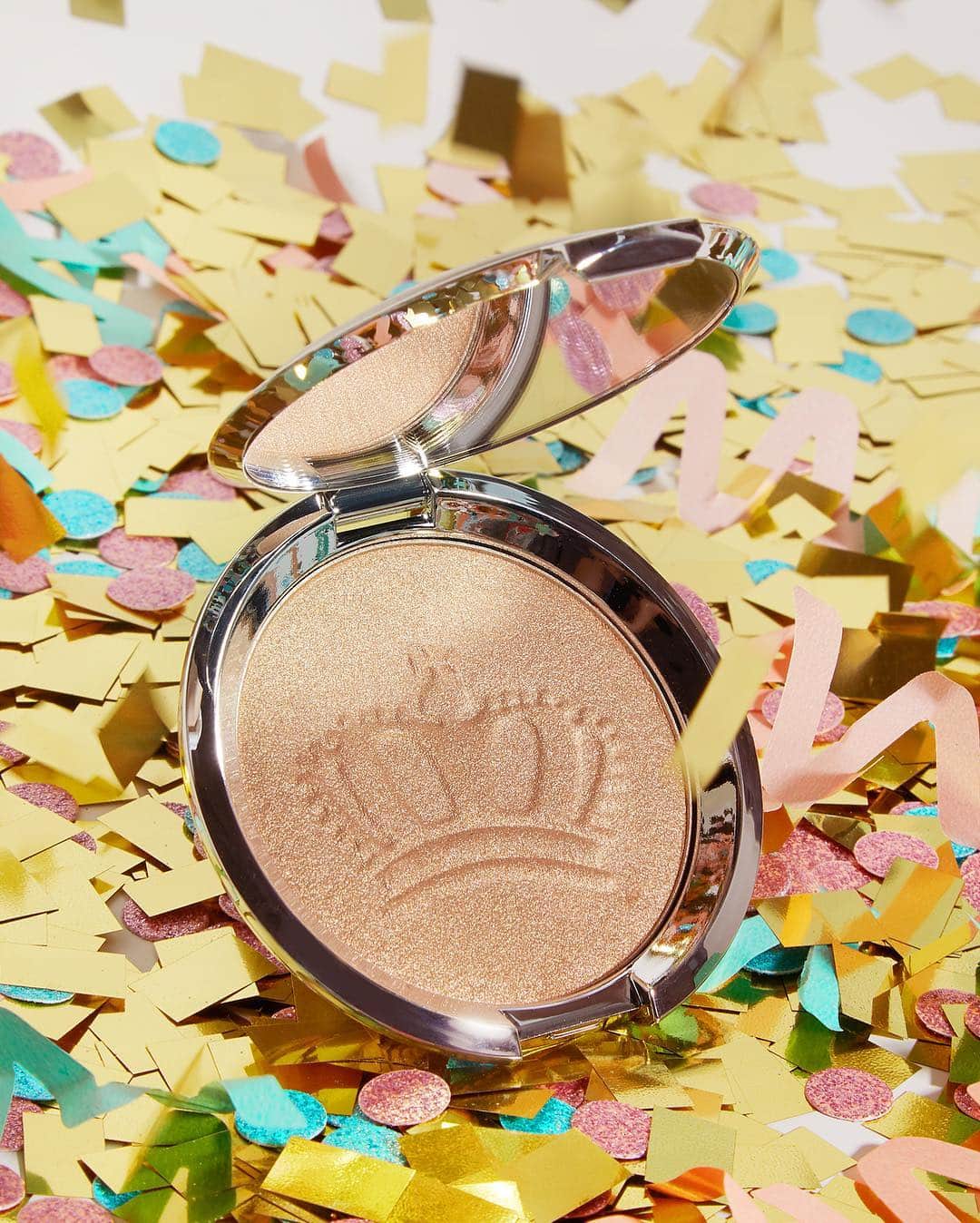 BECCAさんのインスタグラム写真 - (BECCAInstagram)「Let’s celebrate with our Royal GLOW!👑✨ Shop Pressed Highlighter in the Royal Glow limited-edition shade inspired by the mystique and beauty of the United Kingdom’s Crown Jewels🇬🇧 #BECCAGlow」5月7日 0時01分 - beccacosmetics
