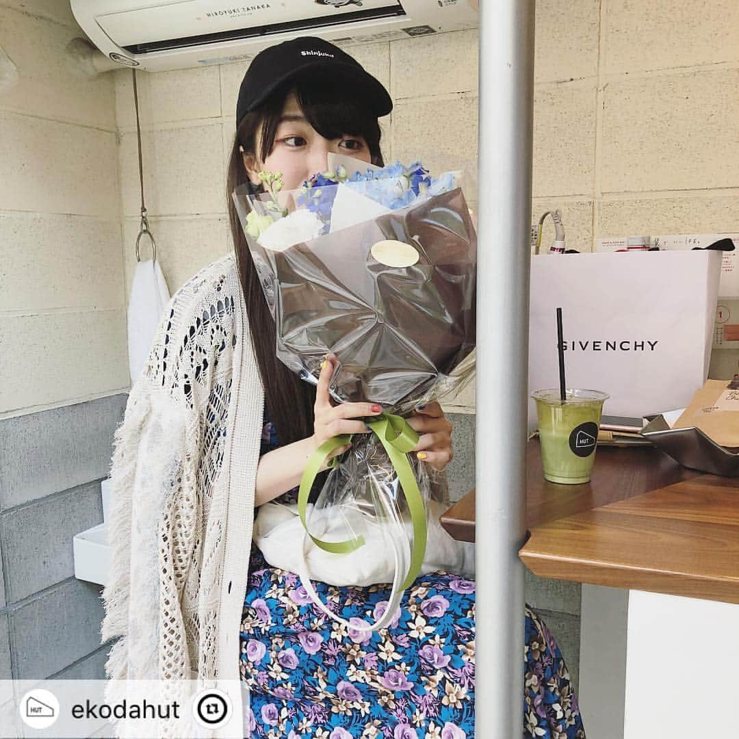 ぱいぱいでか美さんのインスタグラム写真 - (ぱいぱいでか美Instagram)「友達がやってるイケてるコーヒースタンドが開店から一年経ちました〜！ 白いトルコキキョウの花言葉は友達にぴったりの「良い語らい」です。この人めちゃくちゃ喋るので。笑 お誕生日にはお店で売ってるマグカップくれました❤︎ピンク❤︎ありがと！ . Repost @ekodahut  1周年のお祝いにお花をいただきまして！ こんにちは、こちら江古田HUTです。 * * バンド、執筆、グラビア、ハロオタなど多方面で活躍しているマルチタレントぱいぱいでか美さんよりHUT1周年のお祝いにお花をいただきました✿ ありがとうございます！お花すき… 先日誕生日を迎えたぱいぱいでか美！おめでとうございます！毎年恒例となった生誕イベントに行ってきたところで、早々にお祝い返しを受ける格好になりましたね。まるでオーディンの斬鉄剣を斬鉄剣返しで斬り伏せたサイファーのようですね！ GWもライブばっかりでお忙しくされていて、というか昨日に至っては午前中にアイドルグループAPOKALIPPPSでのライブを終えてから来てくれて、本当におつかれさま…！ * * さて、みなさまのGWはいかがでしたか、よきものになりましたか、私は昨日常連様にルメール騎乗停止のことを教えてもらって、その場ではそっかーくらいに思っていたのですがよく考えたらこの時期はマズい、26日までってオークス/ダービー乗れないんですね…サートゥルナーリア見に行こうと思ってたんですけど…安田記念は大丈夫そうですね、アーモンドアイ、さてどうなることやら！ * * といった具合で。明日は振替えでお休みいただきますので、是非今日のうちにどうぞ。江古田HUTにてお待ちしてます。 * * * #ぱいぱいでか美 #江古田HUT #ekodahut #江古田 #新桜台 #coffee #coffeestand #coffeetonic #greentea #japanesetea #greentealatte #hojicha #hojichalatte #煎茶 #煎茶ラテ #ほうじ茶 #ほうじ茶ラテ #craftbeer #ipa #craftgin #gintonic #ginandtonic #tokyo #tokyocafe #東京カフェ #カフェスタグラム」5月7日 0時13分 - paipaidekami