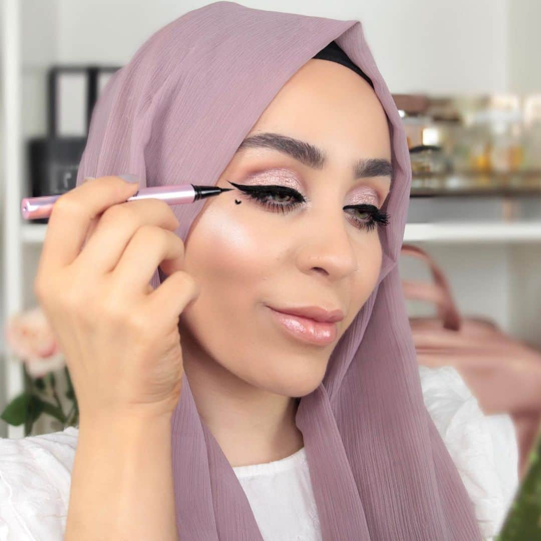 Too Facedさんのインスタグラム写真 - (Too FacedInstagram)「May the wing of your Better Than Sex Eyeliner always be even like our babe @sherynnbeauty's 😍 She pairs it with our NEW Natural Lust Eye Shadow Palette. #betterthansex #toofaced」5月7日 0時07分 - toofaced