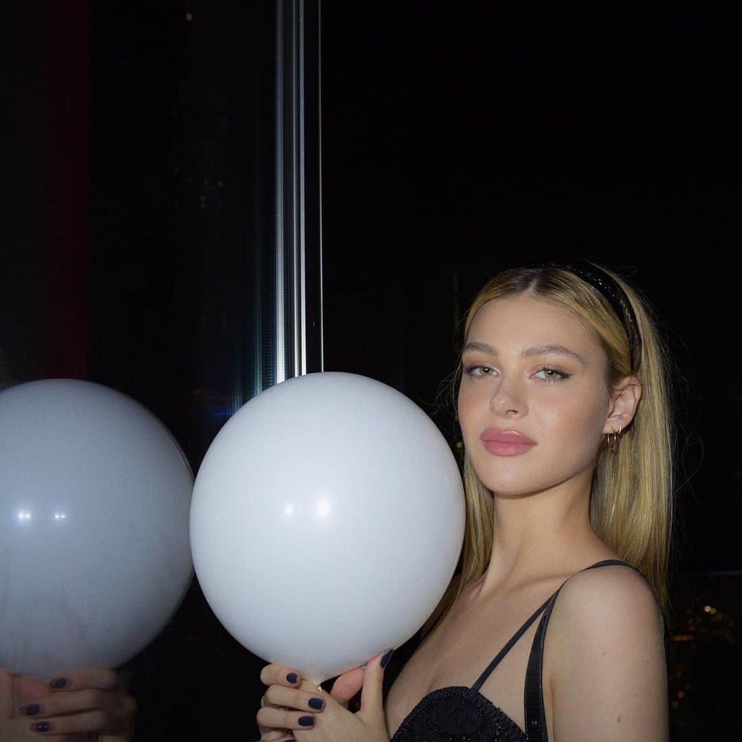 ニコラ・ペルツのインスタグラム：「a love story 🎈」
