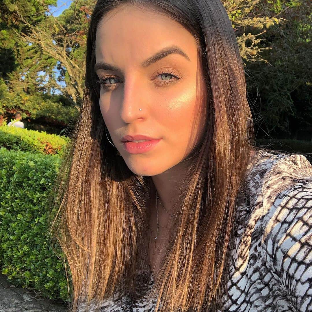 Bruna Unzuetaのインスタグラム：「Mais uma foto que não faço idéia do que colocar na legenda 😂 só eu sofro desse mal?」