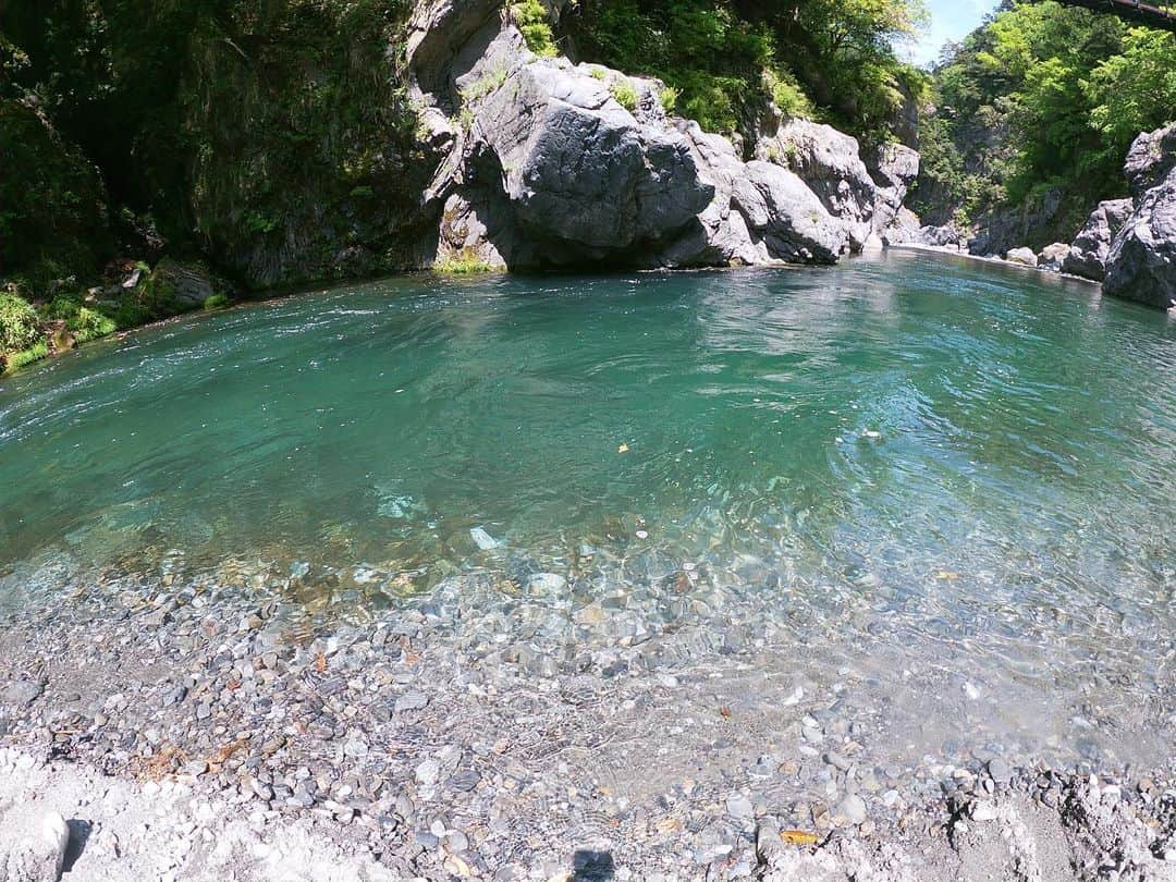 日下裕江さんのインスタグラム写真 - (日下裕江Instagram)「鳩ノ巣小橋下を流れる多摩川  やっぱり上流は 水が透き通って綺麗✨  岩場でお弁当食べてる人達多かった🍙  私も持って来たら良かったな✨ マイナスイオン 沢山浴びながら 絶対ご飯美味しいよね🤤💕 #多摩川 #多摩川上流 #水が綺麗 #鳩ノ巣小橋の下の川 #岩場でお弁当 #ハイキング #オアシス #マイナスイオン」5月7日 0時16分 - hiroe___h