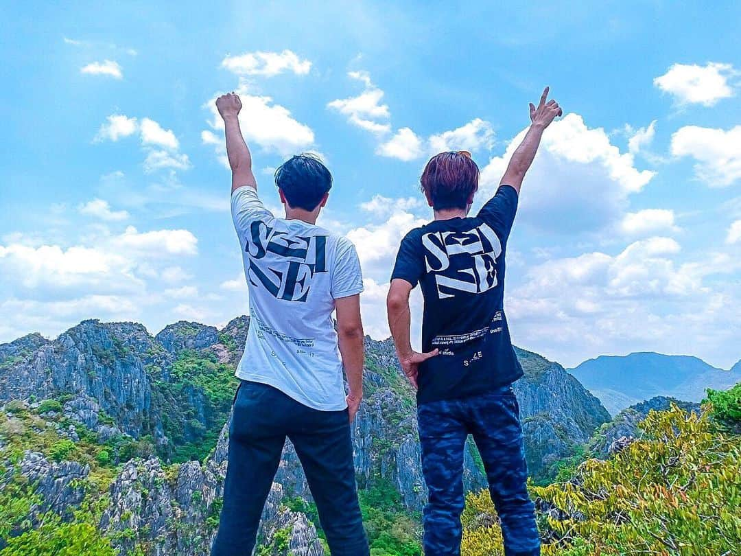 木村好志のインスタグラム：「#タイ全土77県チャレンジ😎 今回は #petchaburi と#prachuap の２つの県に仲間と行ってきた。 ここは#フアヒン から更に南下したところで、#สามร้อยยอด といって、険しい岩山を30分くらい登っていくと東は海、西は山の超絶景を味わえるポイント！ かなーりしんどいけどめちゃくちゃ綺麗なのでおススメ😎 現在、10/77💪」