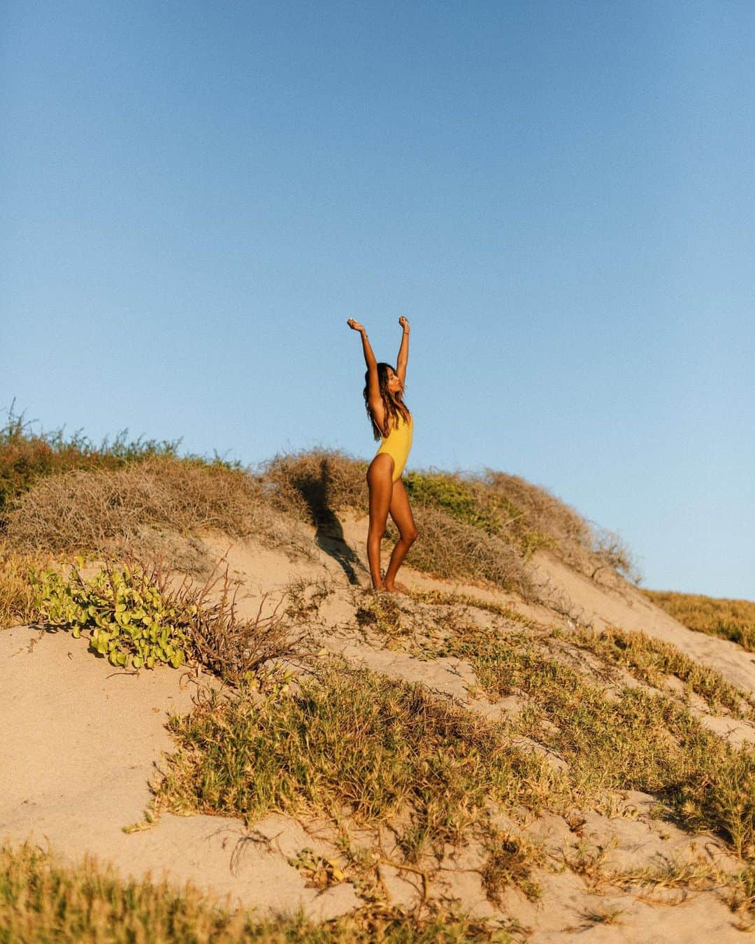 ジュリー・サリニャーナさんのインスタグラム写真 - (ジュリー・サリニャーナInstagram)「Monday’s happy pose!☀️ • shop my SJ x @billabongwomens collection link in bio.」5月7日 0時29分 - sincerelyjules