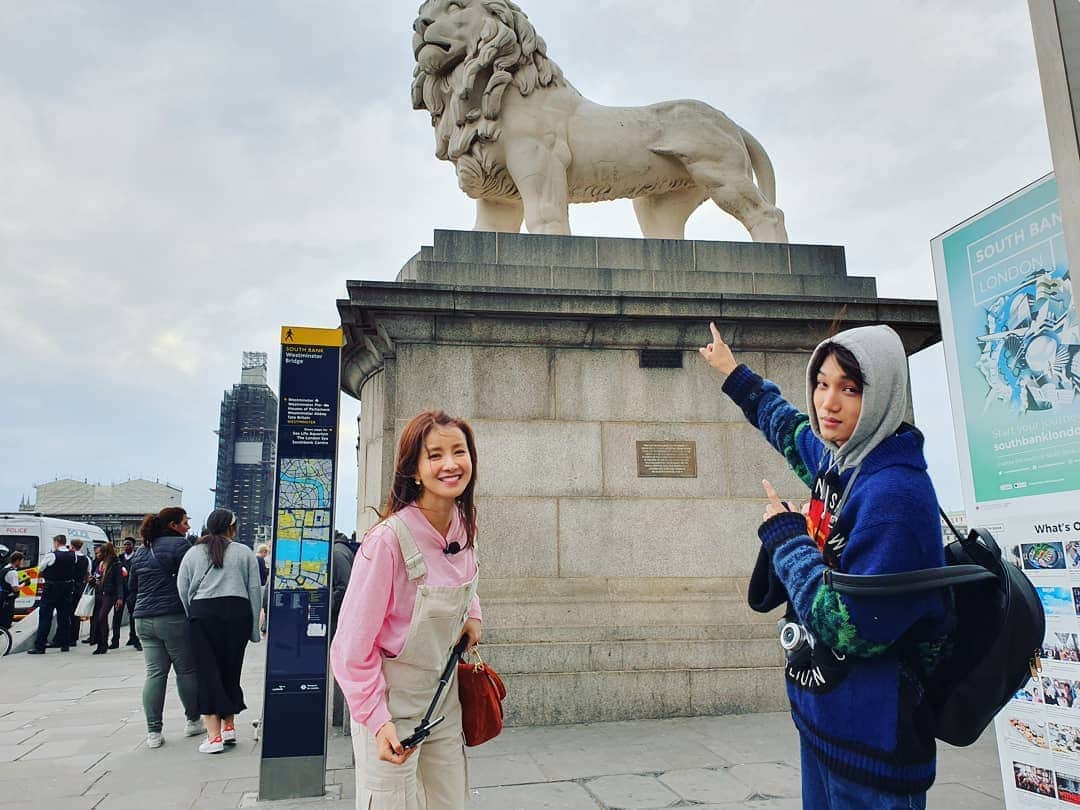 イ・シヨンさんのインスタグラム写真 - (イ・シヨンInstagram)「런던투어🇬🇧😎❣ #으라차차만수로  글로벌이사님과함께👍」5月7日 0時34分 - leesiyoung38