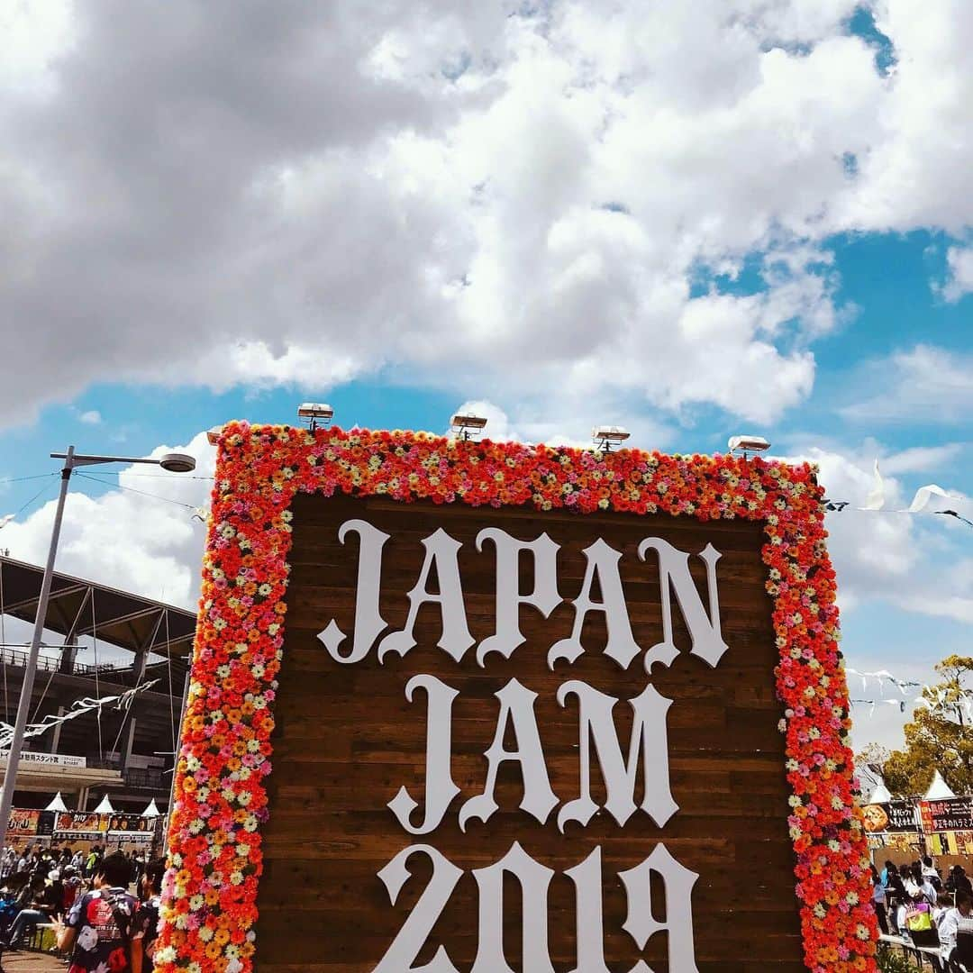 川和真奈美さんのインスタグラム写真 - (川和真奈美Instagram)「✴︎JAPAN JAM 2019✴︎ 令和、初 音楽に抱かれた。 「20代後半にもなって、バンドだけで食ってくなんていかれてるよな？ でもさ‥好きなことして好きなモノで大切な人守れたら良くない？」 この言葉素敵すぎた。  音楽が大好きだ。ずっとずっと 音楽と繋がっていたい。 仕事したい。本当に。  マイヘア（MCの言葉のエモさ）→yonige（昼なのにヨニゲ）→ヤバT（しゃっしゃ）→カナブン（大人見）→バニラズ（盛り上げ上手）→クリープ（いつも通りマイクにキレ気味）→UVERworld（ブレない男）→フレデリック（踊ってない夜は‥）→アジカン（リライトで帰らせねーぞ）  #ジャパンジャム  #マイヘア #やばいtシャツ屋さん  #クリープハイプ  #yonige  #フレデリック  #カナブン  #uverworld  #アジカン  #邦ロック好きな人と繋がりたい  #アナウンサー #川和真奈美  #音楽  #バンド  #スペシャ #テレ東  #ロックオン」5月7日 0時35分 - kawamana23