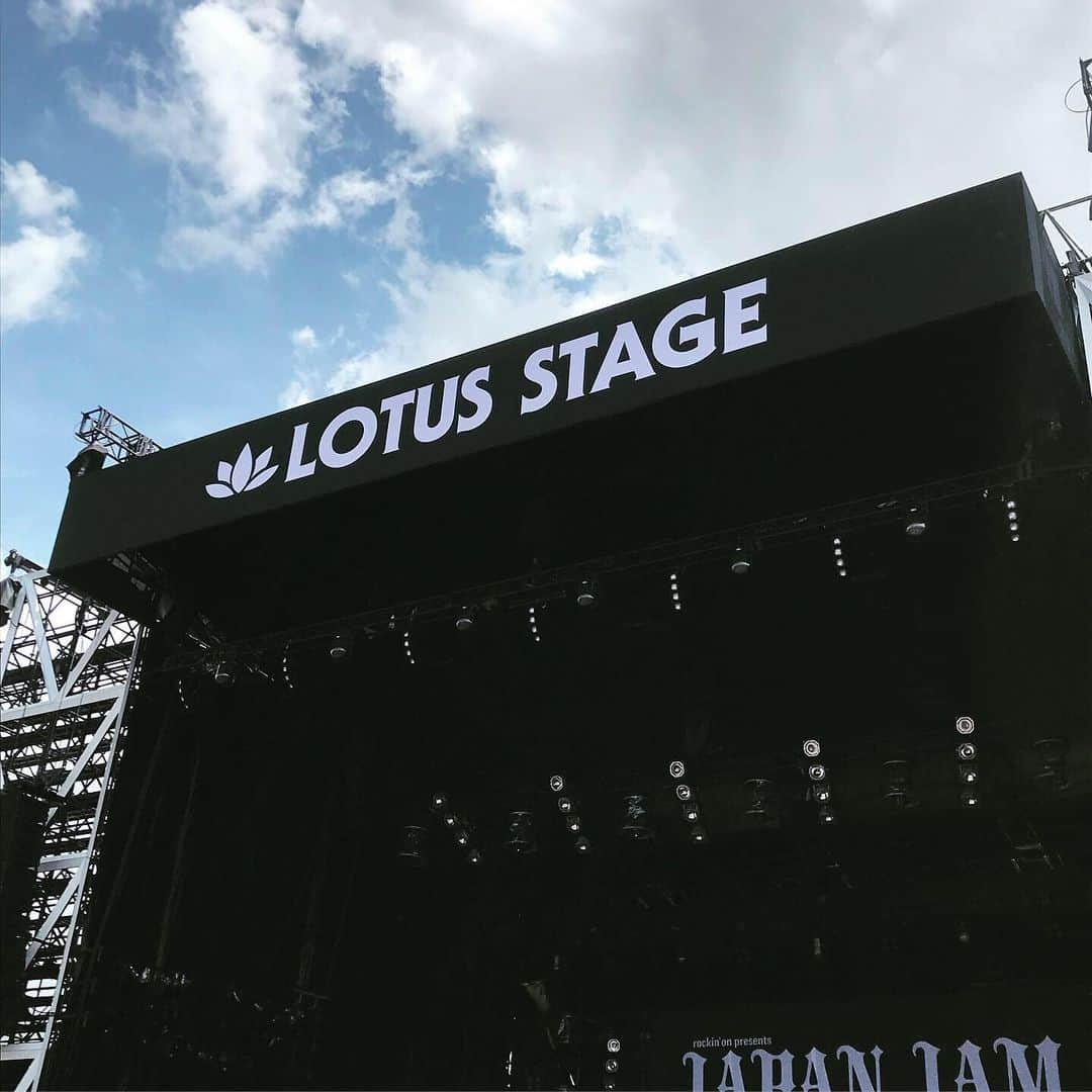 川和真奈美さんのインスタグラム写真 - (川和真奈美Instagram)「✴︎JAPAN JAM 2019✴︎ 令和、初 音楽に抱かれた。 「20代後半にもなって、バンドだけで食ってくなんていかれてるよな？ でもさ‥好きなことして好きなモノで大切な人守れたら良くない？」 この言葉素敵すぎた。  音楽が大好きだ。ずっとずっと 音楽と繋がっていたい。 仕事したい。本当に。  マイヘア（MCの言葉のエモさ）→yonige（昼なのにヨニゲ）→ヤバT（しゃっしゃ）→カナブン（大人見）→バニラズ（盛り上げ上手）→クリープ（いつも通りマイクにキレ気味）→UVERworld（ブレない男）→フレデリック（踊ってない夜は‥）→アジカン（リライトで帰らせねーぞ）  #ジャパンジャム  #マイヘア #やばいtシャツ屋さん  #クリープハイプ  #yonige  #フレデリック  #カナブン  #uverworld  #アジカン  #邦ロック好きな人と繋がりたい  #アナウンサー #川和真奈美  #音楽  #バンド  #スペシャ #テレ東  #ロックオン」5月7日 0時35分 - kawamana23