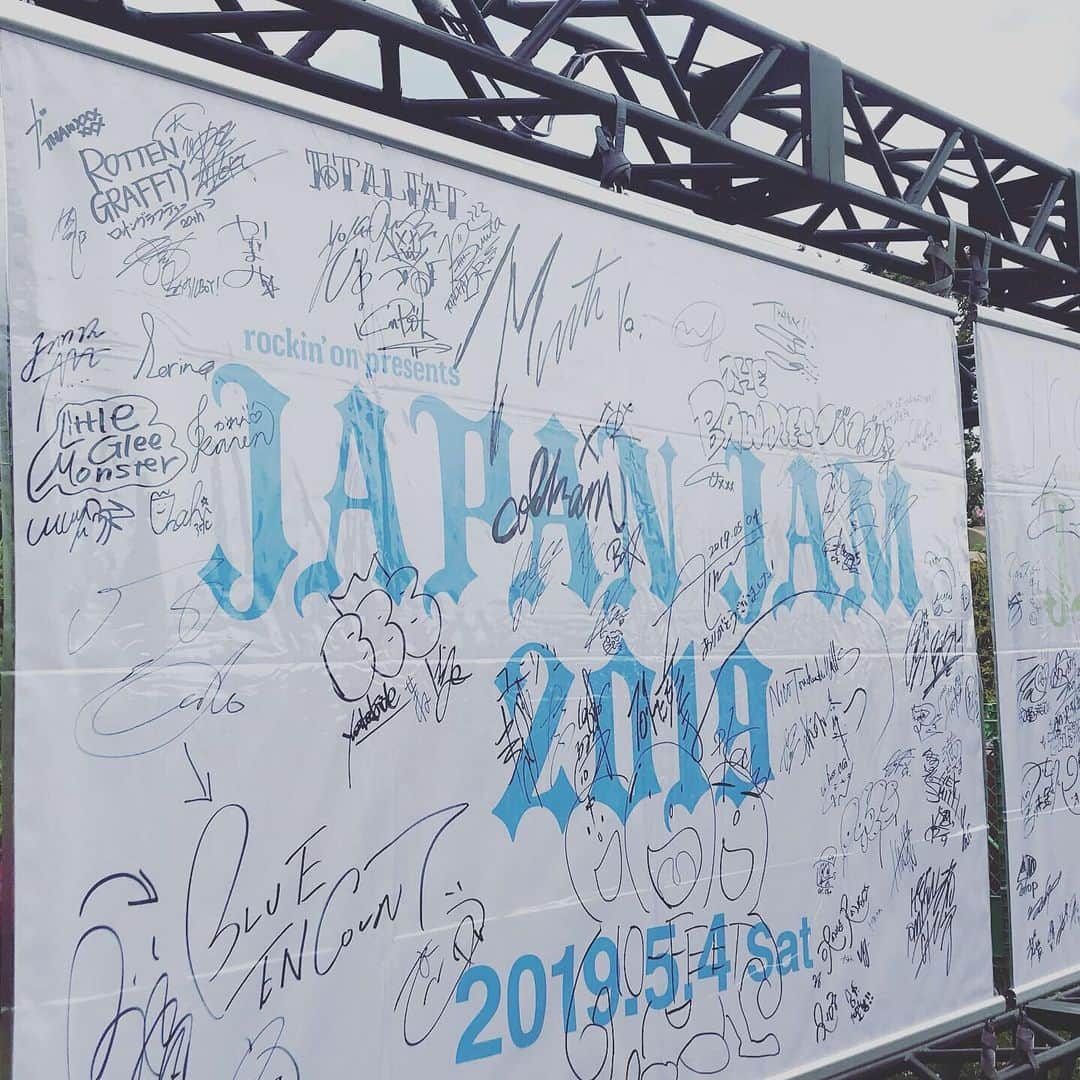 川和真奈美さんのインスタグラム写真 - (川和真奈美Instagram)「✴︎JAPAN JAM 2019✴︎ 令和、初 音楽に抱かれた。 「20代後半にもなって、バンドだけで食ってくなんていかれてるよな？ でもさ‥好きなことして好きなモノで大切な人守れたら良くない？」 この言葉素敵すぎた。  音楽が大好きだ。ずっとずっと 音楽と繋がっていたい。 仕事したい。本当に。  マイヘア（MCの言葉のエモさ）→yonige（昼なのにヨニゲ）→ヤバT（しゃっしゃ）→カナブン（大人見）→バニラズ（盛り上げ上手）→クリープ（いつも通りマイクにキレ気味）→UVERworld（ブレない男）→フレデリック（踊ってない夜は‥）→アジカン（リライトで帰らせねーぞ）  #ジャパンジャム  #マイヘア #やばいtシャツ屋さん  #クリープハイプ  #yonige  #フレデリック  #カナブン  #uverworld  #アジカン  #邦ロック好きな人と繋がりたい  #アナウンサー #川和真奈美  #音楽  #バンド  #スペシャ #テレ東  #ロックオン」5月7日 0時35分 - kawamana23