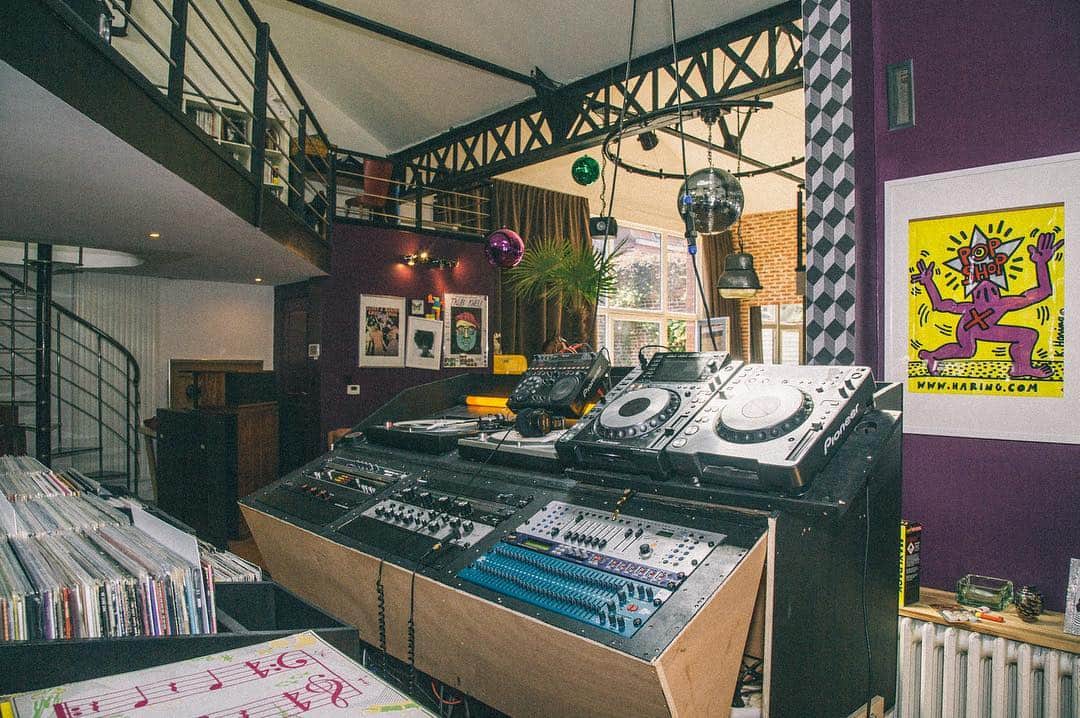 Red Bull Music Academyのインスタグラム：「The best soundsystem in France is in a private home near the Belgian border, where DJ and audiophile Sébastien Deswarte has recreated the sonic landscape of the most famous clubs in New York – the Loft and the Paradise Garage.  Read about it and see more photos at the link in our bio. — 📷 @sarahbastin #soundsystem #paradisegarage #audiophile #klipsch」