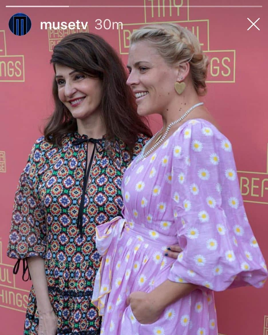 ニア・ヴァルダロスさんのインスタグラム写真 - (ニア・ヴァルダロスInstagram)「Taking a cue from the page of @jennikonner, I too want to congratulate @busyphilipps for taking on the challenges of a talk show and for being unapologetically and authentically Busy Philipps. Congratulations to you, you wonderful woman. The wind caused by one door closing makes a big window fly open. I cannot wait to see what you do next. Signed, a fan.」5月7日 0時38分 - niavardalos