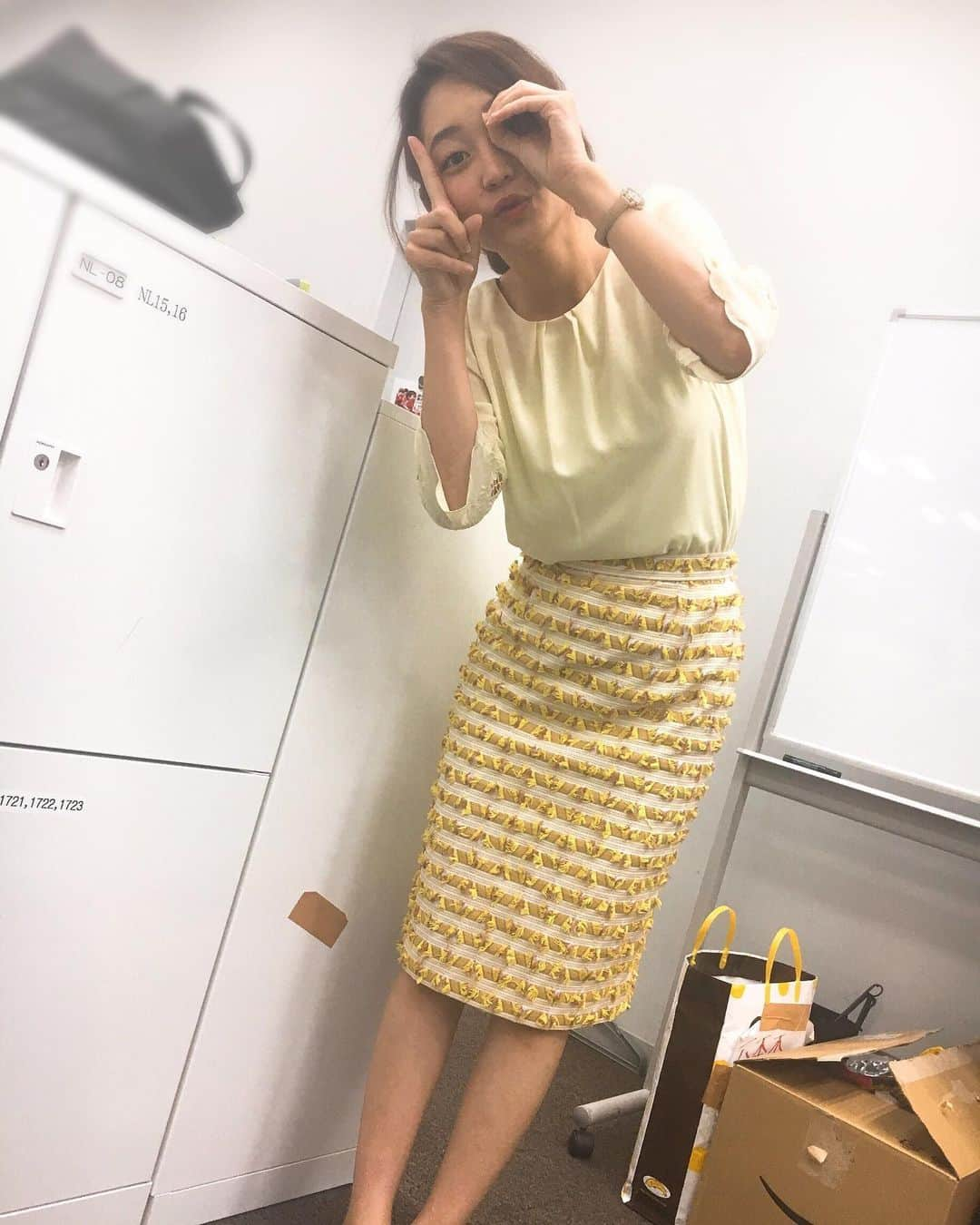 竹崎由佳さんのインスタグラム写真 - (竹崎由佳Instagram)「・・・ 大型連休が終わりましたね！ 個人的には仕事でほとんど休みは ありませんでしたが、 現場で連休の高揚感を感じられました✨ 明日から学校や仕事が始まる皆さん 急発進せずクリープぐらいから ぼちぼちやっていきましょう。  #写真のテーマは10連休 & #全身イエローだったので #ナナナも表現 2枚目は、 #スタッフさんと対戦もしてみました」5月7日 0時42分 - yuka__takezaki