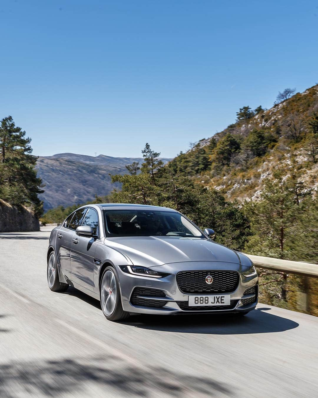 Jaguarさんのインスタグラム写真 - (JaguarInstagram)「"Dynamically it can beat the Germans. And now the XE can meet the 3 Series and Mercedes-Benz C-Class head on in terms of infotainment and interior materials." - @BritishGQ.  #Jaguar #XE #Luxury #Premium #Performance #SportCars #Saloon #Review #CarsofInstagram #InstaCar」5月7日 0時44分 - jaguar