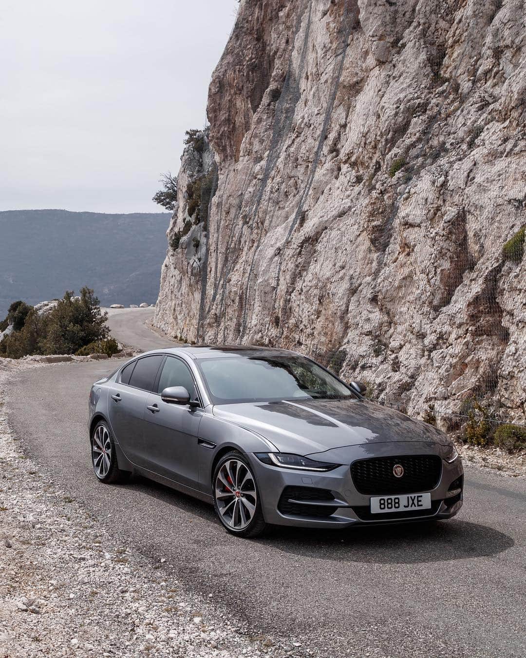 Jaguarさんのインスタグラム写真 - (JaguarInstagram)「"Dynamically it can beat the Germans. And now the XE can meet the 3 Series and Mercedes-Benz C-Class head on in terms of infotainment and interior materials." - @BritishGQ.  #Jaguar #XE #Luxury #Premium #Performance #SportCars #Saloon #Review #CarsofInstagram #InstaCar」5月7日 0時44分 - jaguar