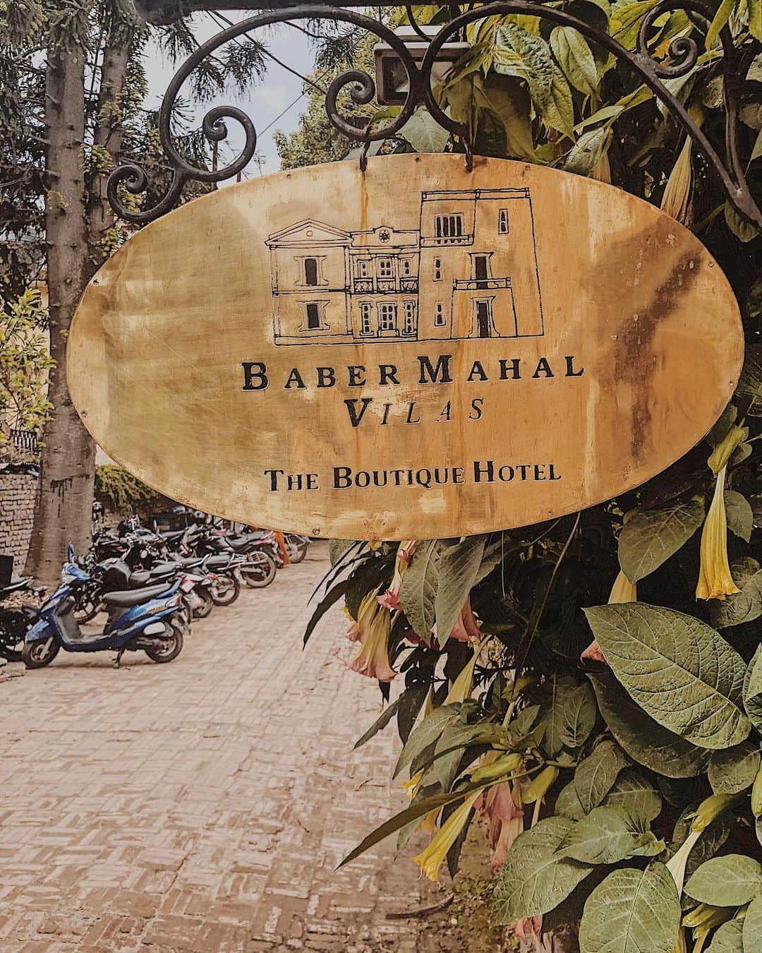 結子さんのインスタグラム写真 - (結子Instagram)「Baber Mahal Hotel VIilas in Nepal. They have 4 restaurants and many boutiques in side this cute hotel.  ネパールで一泊だけしたホテルが、とても素敵でした。別世界に入ったような、、、小さいけど伝統とモダンが一緒になって、なかでもフレンチが美味でした♥️ . #nepal#hotel#family#trip#villas#babermahal #ネパール#親子#親子旅#家族#リフレッシュ」5月7日 0時45分 - yuiko_yyy