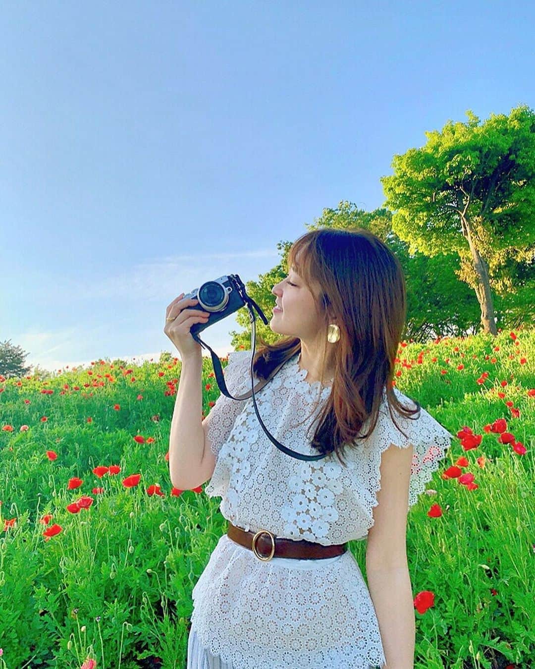 のインスタグラム：「また昭和記念公園へ。 . 質問の多かったこちらのトップスは @chicwish のもの🌼 . 今年もたくさん#chicwish さんに お世話になってます🎶 . 明日から少々日本を離れるので GWのたまってた更新をしなくては！ . #昭和記念公園#GW#カメラ#一眼レフ #春コーデ#公園#お花畑#おさんぽ#ポピー畑  #オールホワイト#ホワイトコーデ」