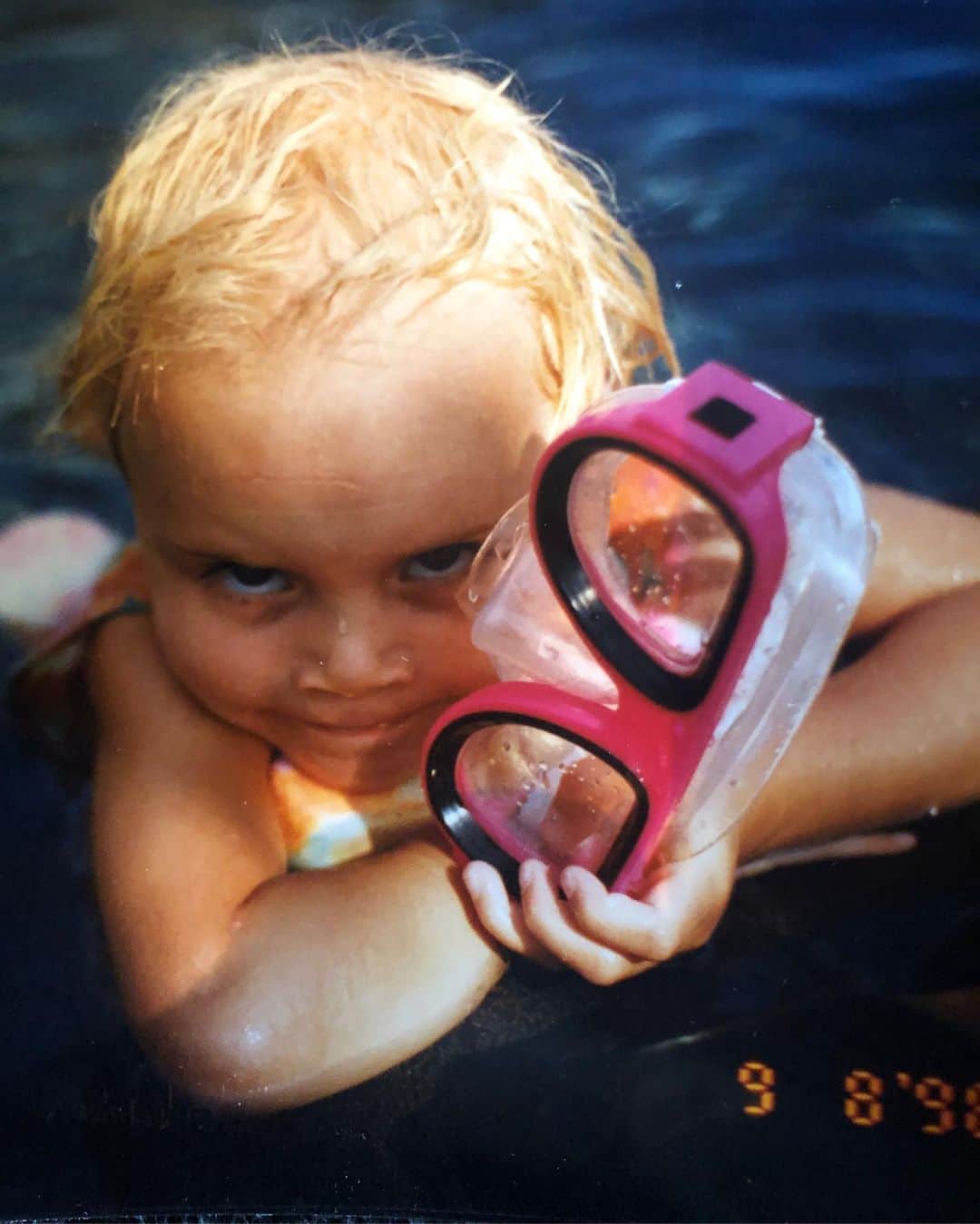カーラ・デルヴィーニュのインスタグラム：「It’s Met day #tbt #mood #monstermunch」
