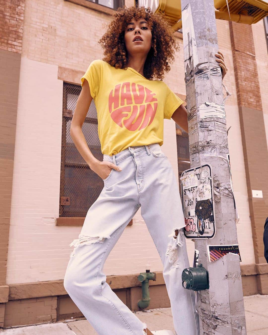 Saks Fifth Avenueさんのインスタグラム写真 - (Saks Fifth AvenueInstagram)「This shirt says it all. Go street-style casual by pairing a graphic tee with distressed jeans from @motherdenim. How do you add fun to your Monday? Share in the comments below. #SaksStyle」5月7日 0時57分 - saks