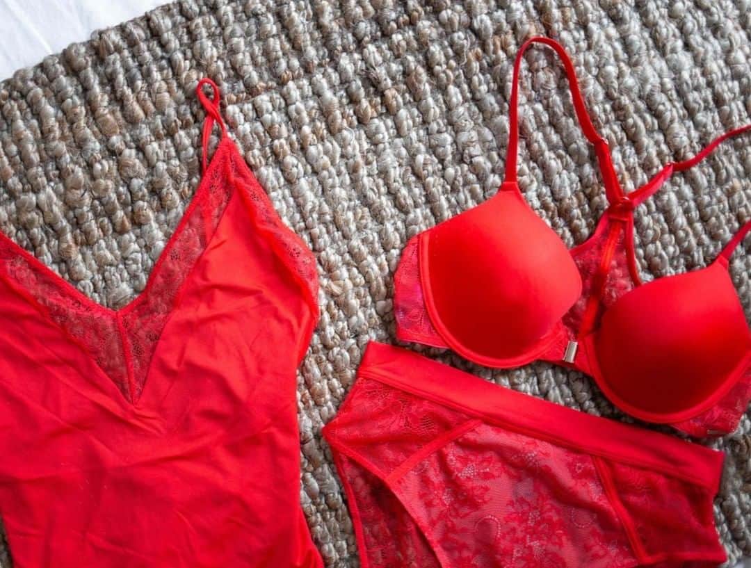 ヴィンスカムートさんのインスタグラム写真 - (ヴィンスカムートInstagram)「Poppy red briefs, bra, and bodysuit...we'll consider the Lana collection an intimates upgrade! #vincecamutointimates #lingerie」5月7日 0時55分 - vincecamuto