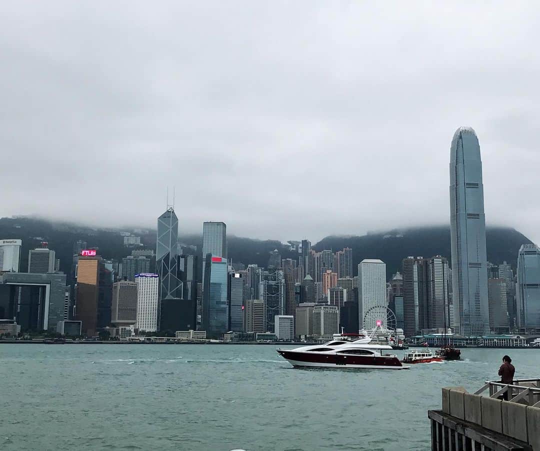 所英男さんのインスタグラム写真 - (所英男Instagram)「@shootogym_yung  達に観光に連れてってもらいました。ブルースリーの記念館からはじまり、海辺を歩いて、香港の絶景・ピークタワーへ！今日はあいにくの天候で全く見れませんでしたが、それはそれでいい思い出になりました。最後は香港飯！！屋台のトウモロコシも美味しかったです！今回の桜庭さんと中村さんとの香港セミナー。アクシデント多めだったので、この先きっと大きな思い出になりそうです！（笑）お世話になった方々に心から感謝します！日本に来た時はT8にお連れしますので！^ ^ #桜庭和志 さん #中村大介 さん #武博 #リバーサル #rvddw #quintet」5月7日 1時11分 - tokorohideo