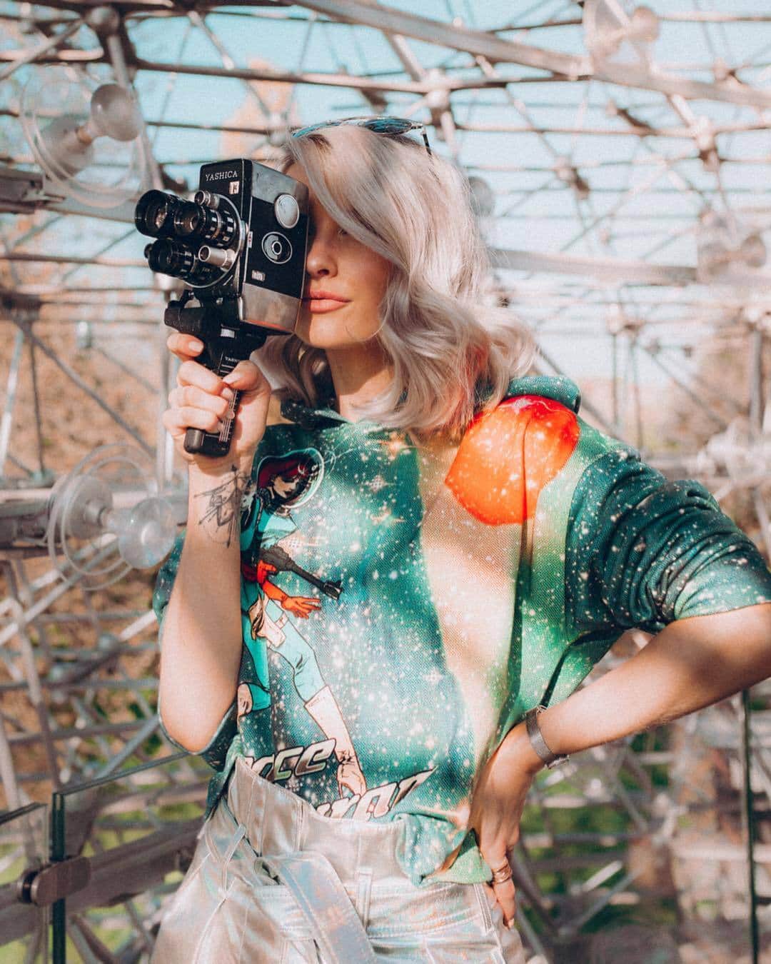 PINKOさんのインスタグラム写真 - (PINKOInstagram)「A #PINKOHeroine, from the UK to the moon: this is how the gorgeous @inthefrow does #PINKOSpaceProgram, in her total #PINKO look! #SS19 #PINKOStars」5月7日 1時00分 - pinkoofficial