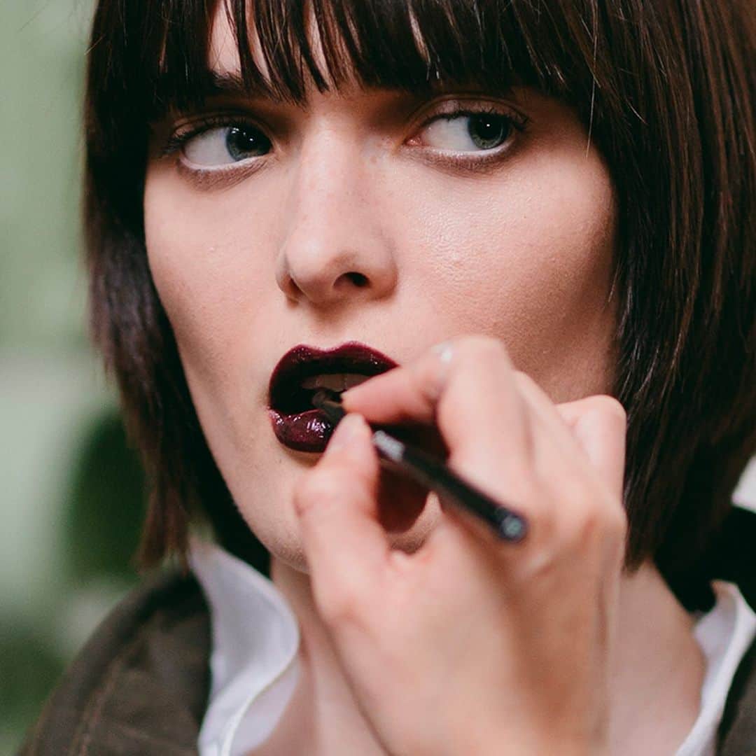 のインスタグラム：「90s rebel meets 20s heroine for the #CHANELCruise 2019/20 makeup look created by @LuciaPicaOfficial. @samrollinson #ChanelMakeup」