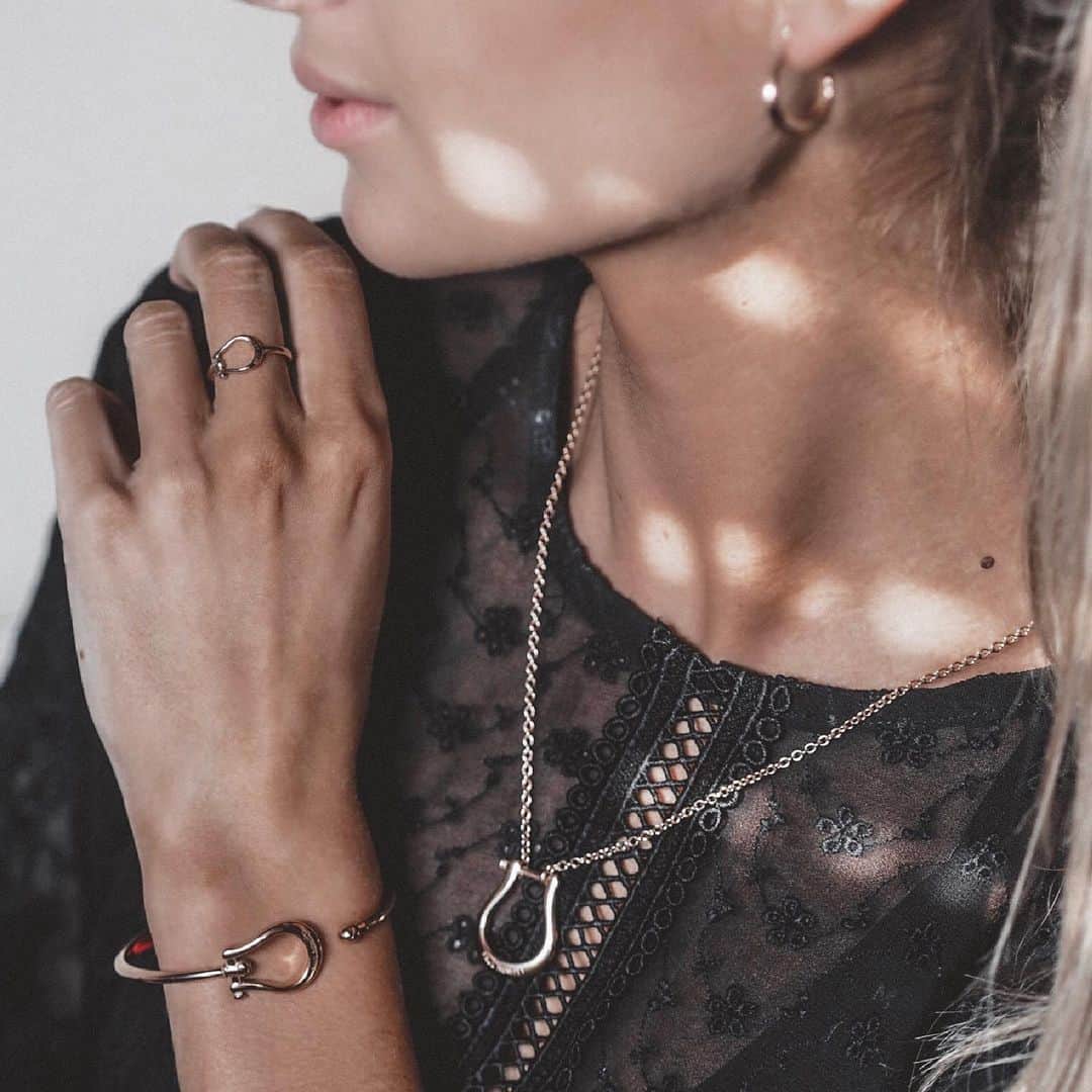 PAUL HEWITTさんのインスタグラム写真 - (PAUL HEWITTInstagram)「Still looking for the perfect summer accessories? 🌊☀️ How about the new Shackle collection? 😏⚓️ (photo @ohheylisa_) #getAnchored #paulhewitt #shacklenecklace #shacklecuff #shacklering __ #jewellery #newin #novelty #womensjewellery #earring #necklace #cuff #maritime #design #rosegold #womensaccessory #accessory #instajewellery」5月7日 1時03分 - paul_hewitt