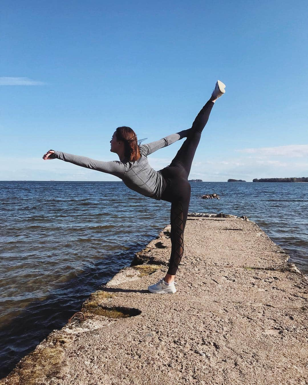 ベアータ・パップさんのインスタグラム写真 - (ベアータ・パップInstagram)「Always remember to stretch after a run💁🏽‍♀️」5月7日 1時15分 - beataleppilampi