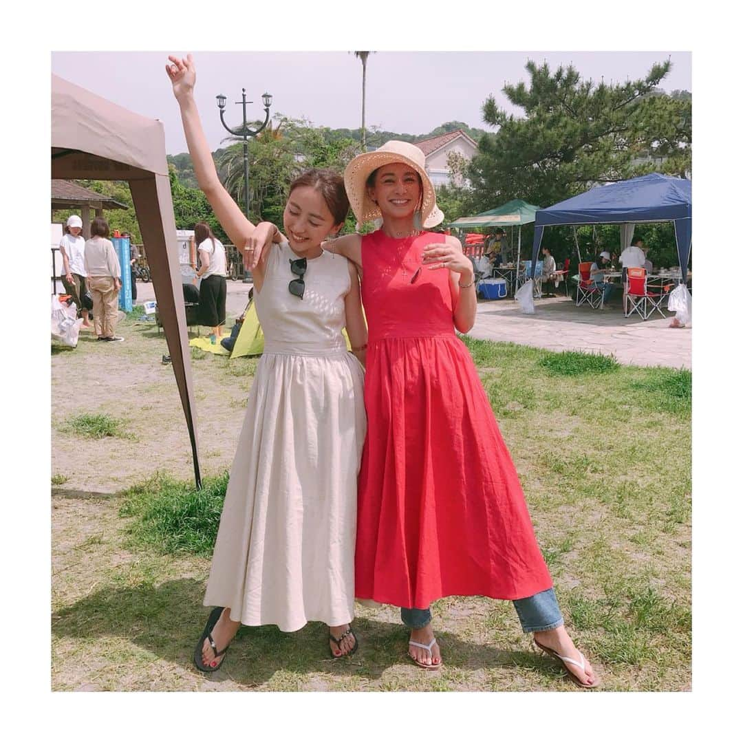 稲沢朋子さんのインスタグラム写真 - (稲沢朋子Instagram)「GW終わってしまいました。。 みなさんは、どんなGWを過ごされましたか GW後半は海日和でした☺️ お気に入りのワンピで！ これコズ @cozcozrin コラボのワンピース❤️色と後姿が更に好みです💕 子供も大きくなると場所取り荷物運び、テント張りまで子供達がやってくれます👍 息子に背はとっくに抜かされております… シェフ タマコさん @tamako.okamoto のお料理が美味し過ぎました☺️いつも尊敬✨ 👗 @cozcozrin × @freaksstore_official @cimarronjeans_tokyo 👗 #アイテムタップしてね」5月7日 1時23分 - ina_tomo