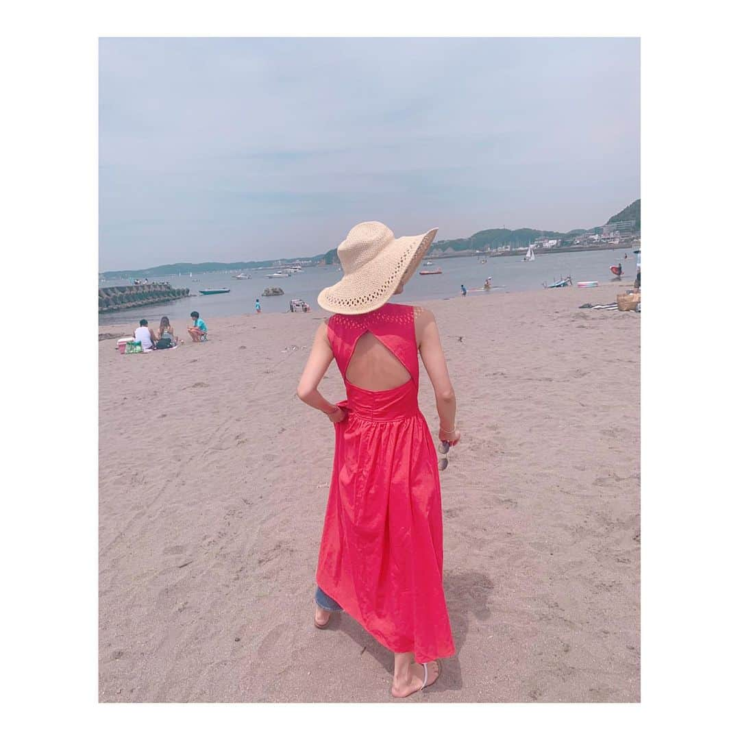 稲沢朋子さんのインスタグラム写真 - (稲沢朋子Instagram)「GW終わってしまいました。。 みなさんは、どんなGWを過ごされましたか GW後半は海日和でした☺️ お気に入りのワンピで！ これコズ @cozcozrin コラボのワンピース❤️色と後姿が更に好みです💕 子供も大きくなると場所取り荷物運び、テント張りまで子供達がやってくれます👍 息子に背はとっくに抜かされております… シェフ タマコさん @tamako.okamoto のお料理が美味し過ぎました☺️いつも尊敬✨ 👗 @cozcozrin × @freaksstore_official @cimarronjeans_tokyo 👗 #アイテムタップしてね」5月7日 1時23分 - ina_tomo