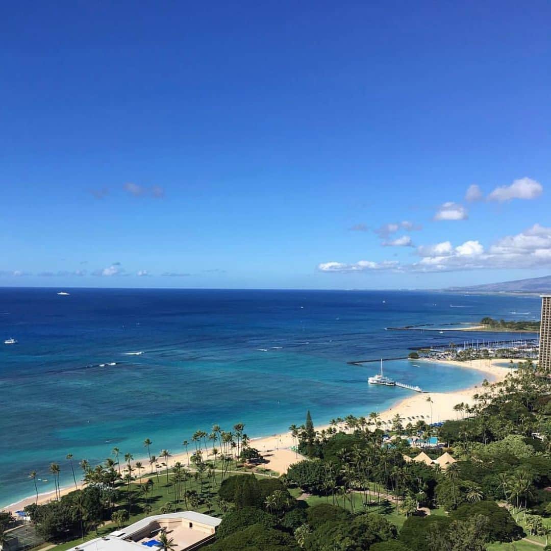 Trump Waikikiさんのインスタグラム写真 - (Trump WaikikiInstagram)「Each day, our guests marvel at the different shades of blue from the sky to the ocean. This is the view from our ocean view category rooms. #trumpwaikiki #neversettle #oceanview #fivestarhotelhonolulu #roomwithaview  トランプ・ワイキキのオーシャンビューのお部屋から、時を追うごとに色を変える海の景色が楽しめます。  #トランプワイキキ #5つ星ホテル #ラグジュアリートラベル #オーシャンビュー #ワイキ」5月7日 1時23分 - trumpwaikiki