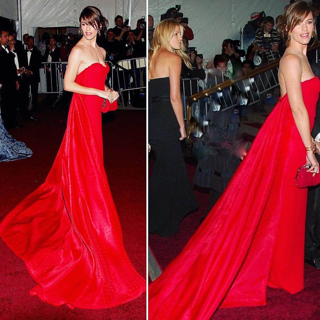 レイチェル・ゾーさんのインスタグラム写真 - (レイチェル・ゾーInstagram)「Beautiful ❤️ @jennifer.garner stunning at #metgala #2007 in @maisonvalentino #red 🔥🖤 xoRZ」5月7日 1時22分 - rachelzoe