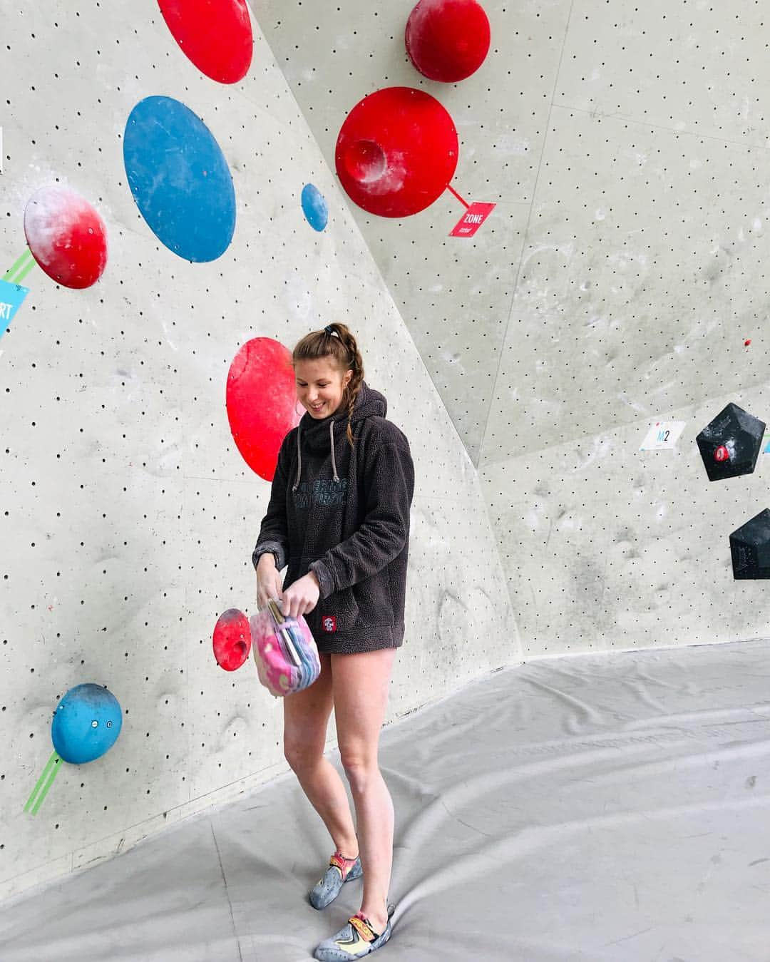 カロリーネ・ジンフーバーのインスタグラム：「does she even wear pants? 📷 by my #invalidpartner @katha_saurwein  @sosolid_official @belmezattitude @scarpa_at @frictionlabs @natureclimbing . . . . . #natureclimbing #bouldering_came_first #climbgirls #austria #österreich #innsbruck #6020 #tirol#tyrol #scarpaspa #noplacetoofar #scarpaclimb #frictionlabs #chalkmatters #bouldern #bouldering #naked #nude #climbing #klettern」