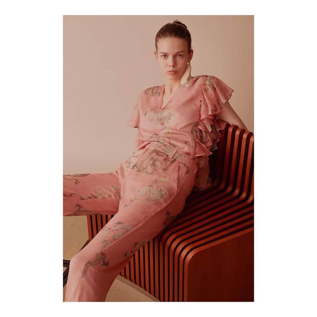 ヴァランティンゴティエさんのインスタグラム写真 - (ヴァランティンゴティエInstagram)「The Kahlo top and the Coppola Rinjin Pink pants are made of delicately crinkled silk veil and printed with the exclusive Rinjin Pink pattern. Come to discover the total look in store #le88beaumarchais and on valentinegauthier.com 📷 @benjaminvnuk  #valentinegauthier #ss19 #totallook #frenchdesigner #paris  #boulevardbeaumarchais  #designer #buylesschoosewell #fashiondesign #ceibohiba」5月7日 1時33分 - valentinegauthierofficiel