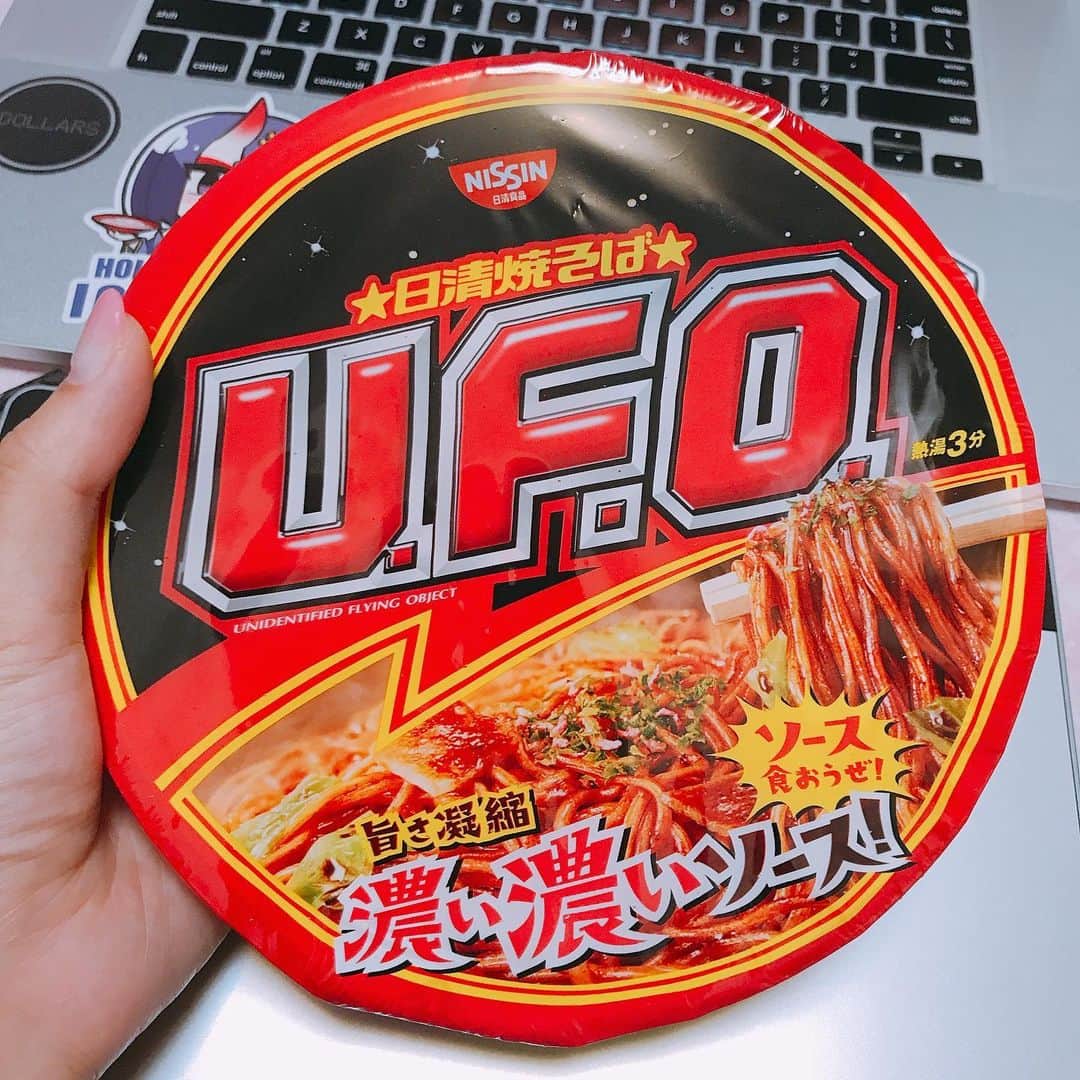 小桃のインスタグラム：「這是月ちゃん LIVE後主辦派送的そば！🤣❤️ 話說今天家中沒有食物，差點就忍不住把它開來吃了🙈 可是我想收藏它！！！！😫😫😫就忍下來沒有吃了www (結果最後餓到傍晚」