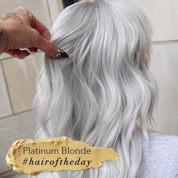 CosmoProf Beautyさんのインスタグラム写真 - (CosmoProf BeautyInstagram)「Patience, a clean canvas and a stellar toner formula are just a few things you may need to create the perfect platinum ✨ Show us your best Platinum Blonde for a chance to be featured as our #hairoftheday --- 👇 Rules Below!👇 1️⃣Tag your photo #PlatinumHOTD #cosmoprofbeauty #licensedtocreate 2️⃣Post a photo of your hair color against an uncluttered background 3️⃣Mention any products used to color or style the hair --- #repost Hair & Inspiration from #CosmoPro @theplatinumgiraffe #platinumhair #perfectlyplatinum」5月7日 1時37分 - cosmoprofbeauty