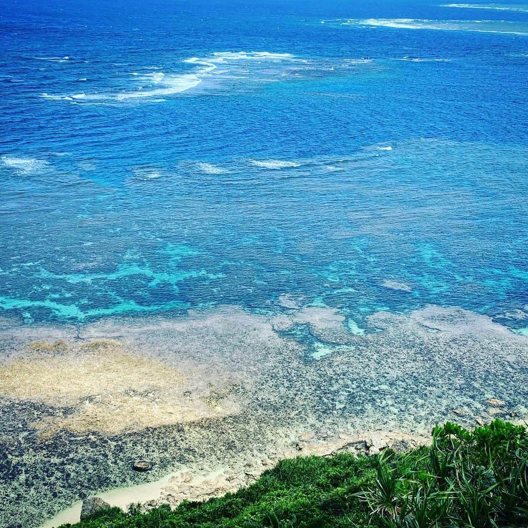 福田朋夏さんのインスタグラム写真 - (福田朋夏Instagram)「🙏💙💙💙 こんな海を見ると、自分が考えてる事って本当にちっぽけだなって思わせてくれるし、心に風を送ってくれる。 #oceanlovers #freediving #apnea #okinawa」5月7日 1時38分 - tomoka_fukuda