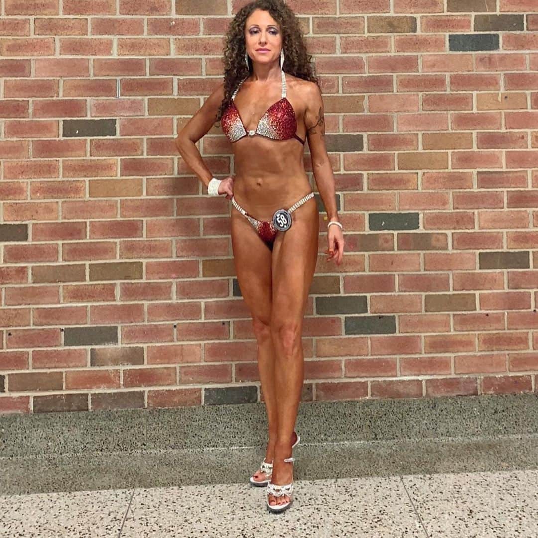 Anna Starodubtsevaさんのインスタグラム写真 - (Anna StarodubtsevaInstagram)「Русский👇. She have lost 45 lbs 😳 and then she stepped  on stage as a Bikini Competitor at the age of 46 💪. ⠀ Here is very powerful #Monday #motivation for you guys. I’d like to introduce you to a real fighter! When Svetlana came to me,she was already looking great after losing 45 lbs on her own. But she wanted to step on stage and decided to seek out out for professional help. ⠀ I had lots of challenges with her as a coach. Her body was very stubborn,no results for the first 6 months of prep 🤷‍♀️😳. I tried different diet approaches to find the right one for her. Most of the people would give up and did in my practice,but not her.She kept following my instructions,being super disciplined and very patient.She trusted me as coach and the whole process,she didn’t expect things to happen over night.This is what I call winning strategy 💪. Throughout her prep we didn’t use any substances,other than supplements from @OptimumNutrition. ⠀ Eventually she made it! She stepped on stage, she looked great. She is a real winner to my opinion. I’m so proud of my girl and would really appreciate your support. Let’s lift up and cheer up and motivate each other 💪. And please,please,follow her example and never give up 🙏. ⠀ 🇷🇺🇷🇺🇷🇺🇷🇺🇷🇺 ⠀ ‼️НАЧИНАТЬ НИКОГДА НЕ ПОЗДНО‼️ Немножечко мотивации для вас мои дорогие. Похудеть на 25 кг после 35 и выйти на сцену в 46?! Почему бы и нет! Есть цель-иду к ней! По такому принципу живет моя клиентка Света. Из серии захотела и смогла. Первые 6 недель подготовки ее тело вообще не отзывалось на диету. Я пробовала всевозможные подходы в питании,пытаясь найти тот, который подойдёт ей, а она спокойно соблюдала все мои рекомендации и была очень терпелива. Стратегия настоящего победителя,когда человек понимает что на результат надо работать и чудес не бывает.  Мне захотелось поделиться с вами ее историей, давайте ее поддержим, ведь она настоящий боец. А ещё хочется,чтобы ее пример был заразителен,ведь многие очень хотят увидеть заветный результат,но не сворачивают с пути раньше времени. Никогда не сдавайтесь мои дорогие 🙏. ⠀ #mondaymotivation #inspiration #coach #trainer #ny #nyc #motivationmonday #teamon #optimumnutrition #proven」5月7日 1時39分 - anyastar