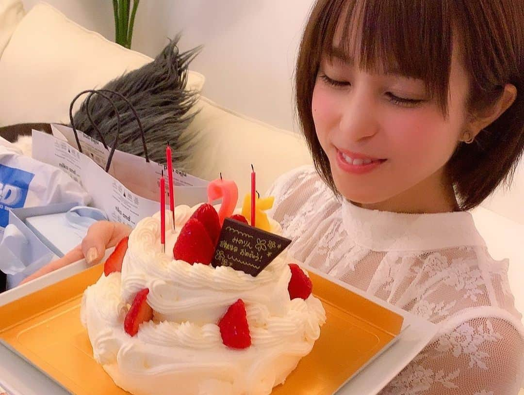 犬童美乃梨さんのインスタグラム写真 - (犬童美乃梨Instagram)「25歳になりました🎂 いつも応援してくれるみなさんありがとうございます。25歳新たな一歩踏み出せるよう頑張ります。グラビアもsherbetもプライベートも全部楽しみます✌🏻素敵なスタートがきれました！25歳、24歳とはやっぱり変わらなきゃ、頑張る！という心は変わらず、頑張り方だったり自分がまだ知らない何かをたくさん知れる年にしたいです🌸 . . #HAPPYBIRTHDAY」5月7日 1時40分 - minudo