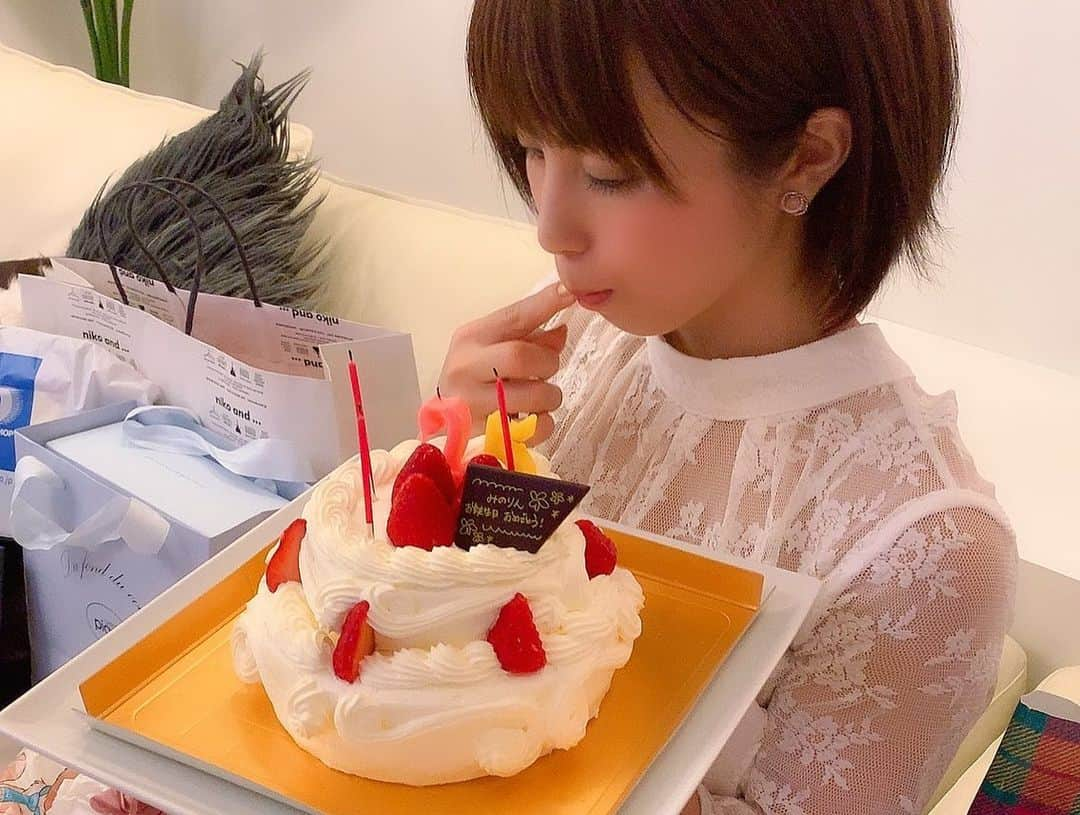 犬童美乃梨さんのインスタグラム写真 - (犬童美乃梨Instagram)「25歳になりました🎂 いつも応援してくれるみなさんありがとうございます。25歳新たな一歩踏み出せるよう頑張ります。グラビアもsherbetもプライベートも全部楽しみます✌🏻素敵なスタートがきれました！25歳、24歳とはやっぱり変わらなきゃ、頑張る！という心は変わらず、頑張り方だったり自分がまだ知らない何かをたくさん知れる年にしたいです🌸 . . #HAPPYBIRTHDAY」5月7日 1時40分 - minudo