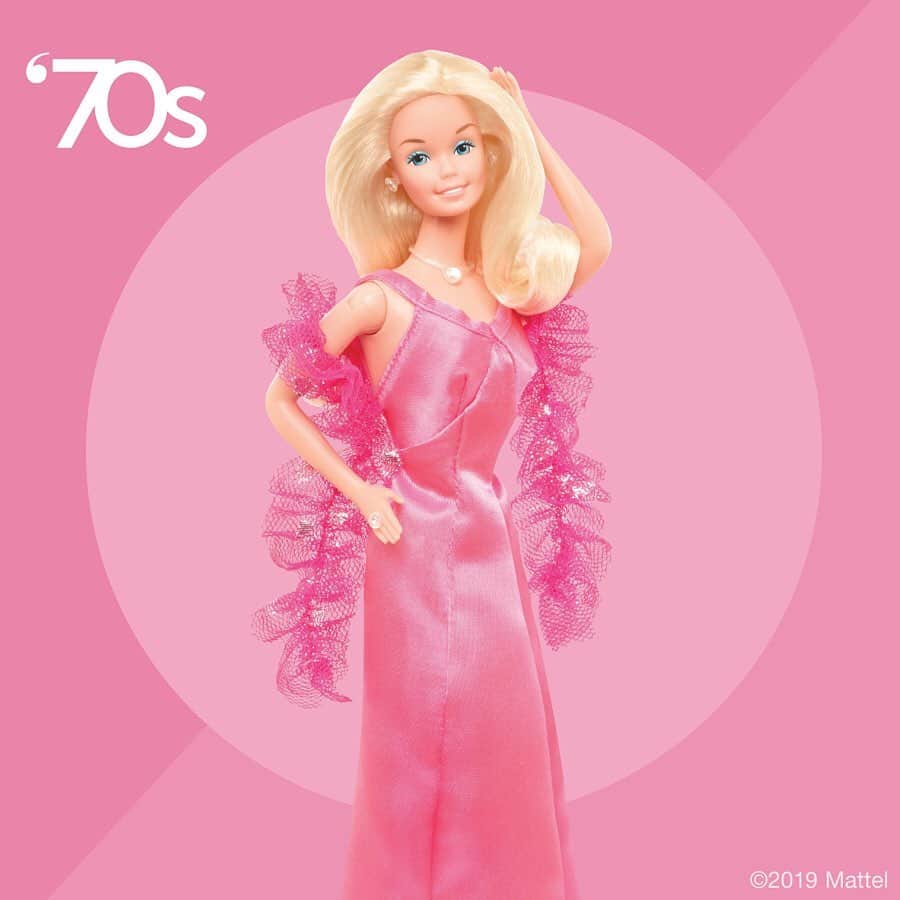 バービーさんのインスタグラム写真 - (バービーInstagram)「What gal doesn’t love a gala? Since her debut, #Barbie has had a social calendar filled with glitz and glamour. From shimmery silks and satins to tailored tulle, Barbie has always made a statement that shines. Here’s a look-back at some of her favorite gowns from the past six decades. #Barbie60」5月7日 1時59分 - barbie