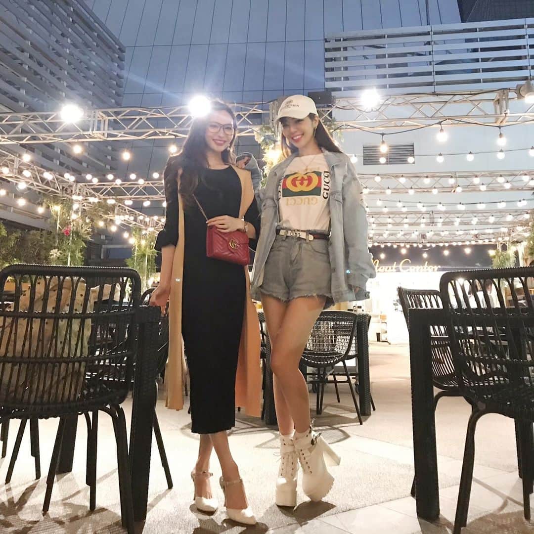 Yukiさんのインスタグラム写真 - (YukiInstagram)「ゴールデンウィーク最終日💓 まぁさちゃん、ミキちゃん、えりかちゃんと新宿ルミネ屋上にあるお洒落なビヤガーデン へ😘 モデル業に不慣れの時から色々背中を見て学ばせてくれた先輩たちです❤️ 可愛いのに気取ってなくて上品な自慢の友達🥰💓 誕生日のお祝いもしてもらいました😭 友達あんまりいませんwというのは完全にネタで、むしろ多い方だと思います🙄✨それぞれ夢と目標で生きてる充実してる人達が多く忙しいからなかなか会えてないだけでね🥰 本当に楽しかった、たくさん笑った💓 BBQなのに @gucci のシャツに新品の @17kg_official のパンツ着てった私😱汚したら死ぬわ！思って生まれてきて1番上品にご飯食べたんちゃうんかな？笑 お肉もケーキも本当美味しかった😭 本当にありがとう！大好きです😍 #新宿 #ビヤガーデン #lanbmeatcenter #model #仲間 #gucci #balenciaga #17kg #焼肉LAND」5月7日 2時01分 - snowsnow.yuki