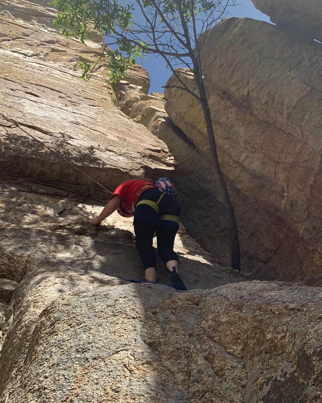 ホーランド・ロデンさんのインスタグラム写真 - (ホーランド・ロデンInstagram)「Thank you! To my brother @sin_noticias_de_ryan and all his climbing buddies for letting me be a fly on the wall - haha literally - and giving me the chance to try rock climbing this weekend in the best way possible❤️! I can see why he has been doing it since he was 12 - love the mountains - love the people- love the life. First of many more 👏🏻 📸 #alexkeagan and moi 🙌🏻」5月7日 2時02分 - hollandroden