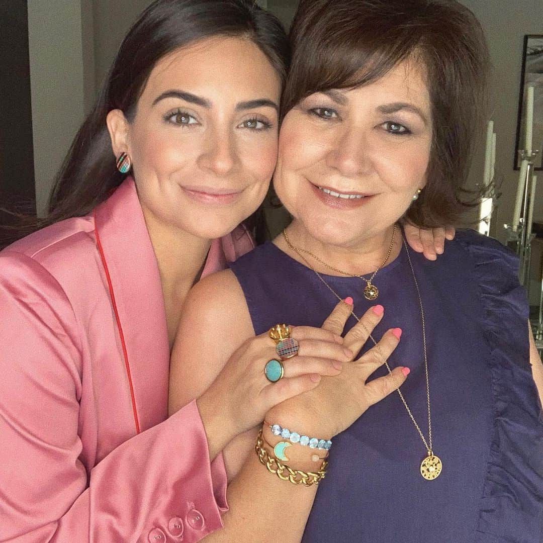 Ana Brenda Contrerasのインスタグラム：「La distancia no importa cuando se está cerca de corazón. Le adelanté el 🎁 a @blanquitaperezg para que me lleve cerquita este día de las madres 💓 @tousmexico @tousjewelry #TousLovers #StayTender 🐻 te quiero Blanche.」