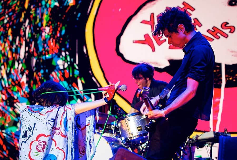 ヤー・ヤー・ヤーズのインスタグラム：「So much L-O-V-E in the LBC this weekend at #justlikeheavenfest 🖤 Austin, you’re up next! 📷 @the1point8」