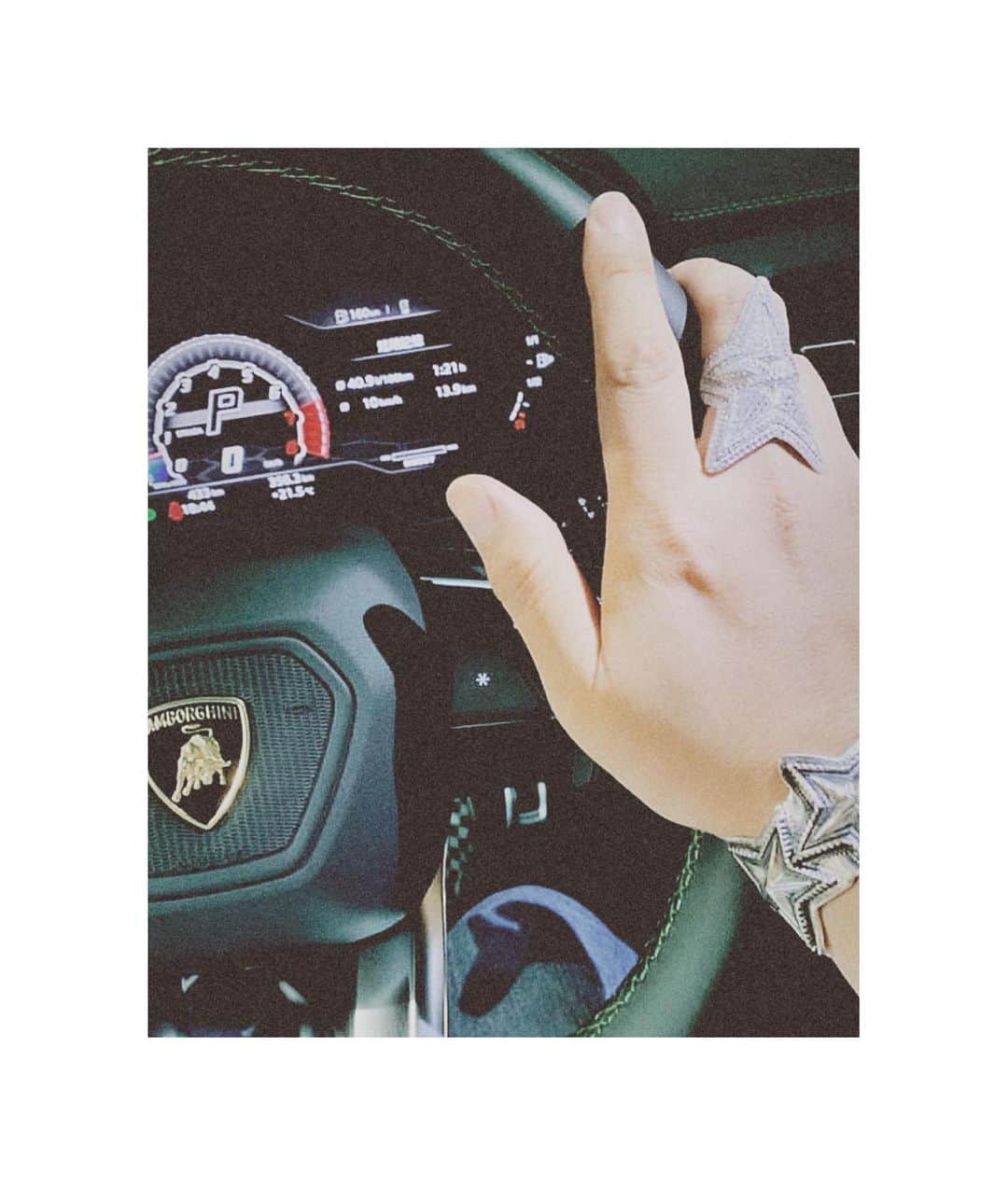 コディ サンダーソンのインスタグラム：「For Motivational purposes 🏆 Iced out platinum ring in the @lamborghini And big set in the @rollsroycecars : @superkevinmusic @crimebydesign - - - - - - - #codysanderson  #lamborghini #rollsroyce #cullinan #2019 #lifestyle  #jewelry #motivation  @codysanderson_tw」