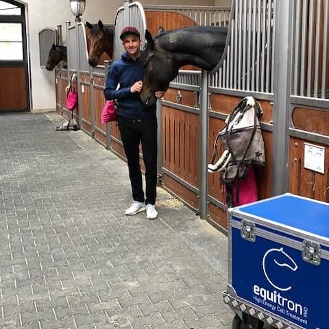 トーマス・ミュラーのインスタグラム：「Carrot manager Thomas in action #esmuellert #mondaymotivation #thomasmüller #pferde」