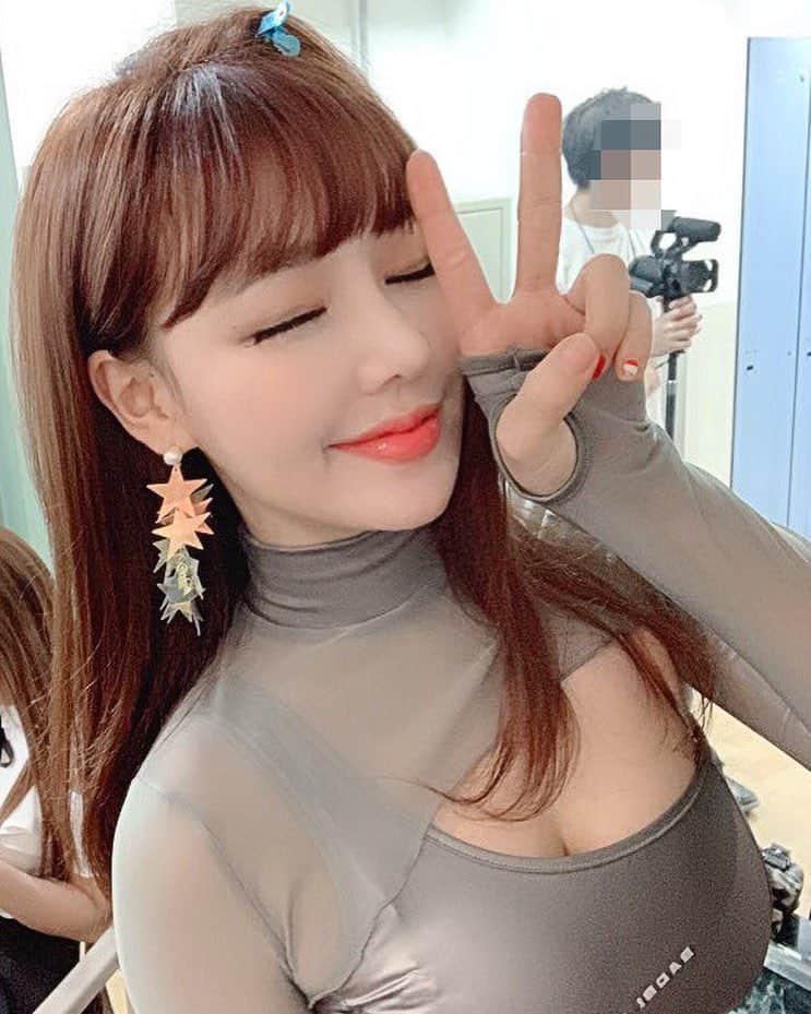 hyeriのインスタグラム：「바쁘다 바빠😱😱. #서울걸즈컬렉션#혜리#레이샤#laysha#메이크업#달라달라#은지쌤😍#피곤」