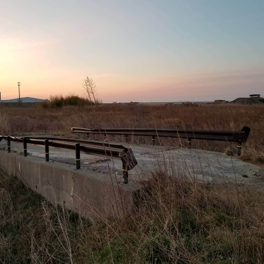 八つ橋てまりさんのインスタグラム写真 - (八つ橋てまりInstagram)「自分へ♡  鍵を忘れて、家に入れなかったのに、こんな綺麗な朝日を見れた😄  本当、ついてるね🎵  ねぇ 家に入って何をしたかった？ 後、何回ここに、この家がある風景を見れるんだろうね、、、 あー、そんなん想ったら淋しいよね。  お父さんが建ててくれたお家、お父さんに見せたかったんだよね。  あのとき、写真のお父さん、いつもより笑ってたね😄  うん、そうだ。 ほんの少しだけ思い出に浸りたかったんだよね。  じゃーさー 次は、鍵忘れないように🏠🔑 久しぶりに行った棚塩や請戸は、見違えるほど景色が変わってたね。  あの日通った道は、少し整備されてて、橋の段差でガクンとなった感覚がよみがえって、橋を渡るとき怖かったね。  あの日、とにかく家に帰ろうと走った道路は、何だか少し怖かったね。  やっばり『当たり前』なんてないのかな。 ビビりながら生きる必要もないけど、『今』をどう楽しむか😄  人生は、一度きり✨ 出会いを大切に🎵 やりたいことは、やる♡  あー、福島最高っす‼️ #おっちょこちょい #てまり #浪江町 #故郷 #朝日 #海 #福島県 #人生1度きり #今 を生きる#鍵 大事です#🤣🤣🤣 #実家 #fukushima」5月7日 2時39分 - temari.odebu