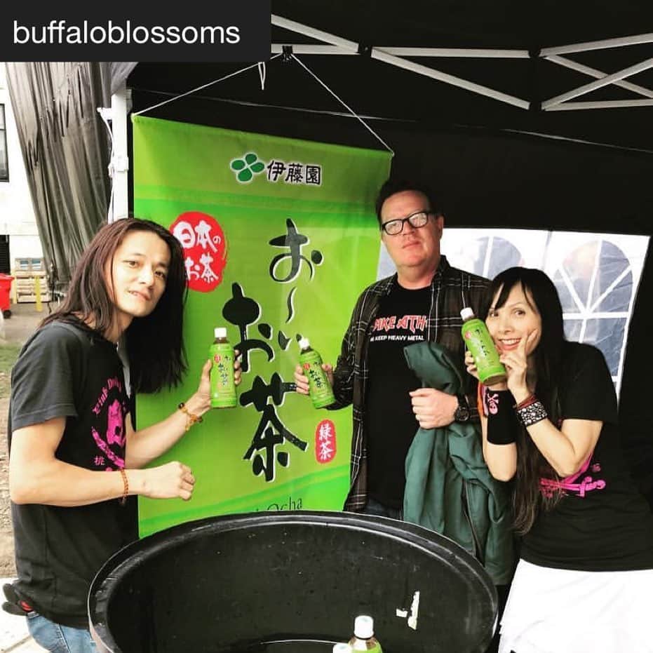 PINKY DOODLE POODLEさんのインスタグラム写真 - (PINKY DOODLE POODLEInstagram)「Thank you so much!! O~i Ocha and Buffalo Cherry Blossom Festival 🌸  #repost @buffaloblossoms  All the performers from Saturday’s Buffalo Cherry Blossom Festival enjoying a nice Oi Ocha after their sets!!! #oiocha . . #buffalony  #pinkydoodlepoodle  #pdp  #ustour2019  #highenergyrocknroll  #livemusic #rockmusic #rock #rockband  #japanese  #ustour #livetour  #tourlife #musicianlife #musician #gibsonguitars #gibsonbass #gibson #eb3 #lespaul #marshallamps #vintage #femalebassist #femalevocalist #アメリカ #海外旅行 #音楽」5月7日 2時44分 - pinkydoodlepoodle